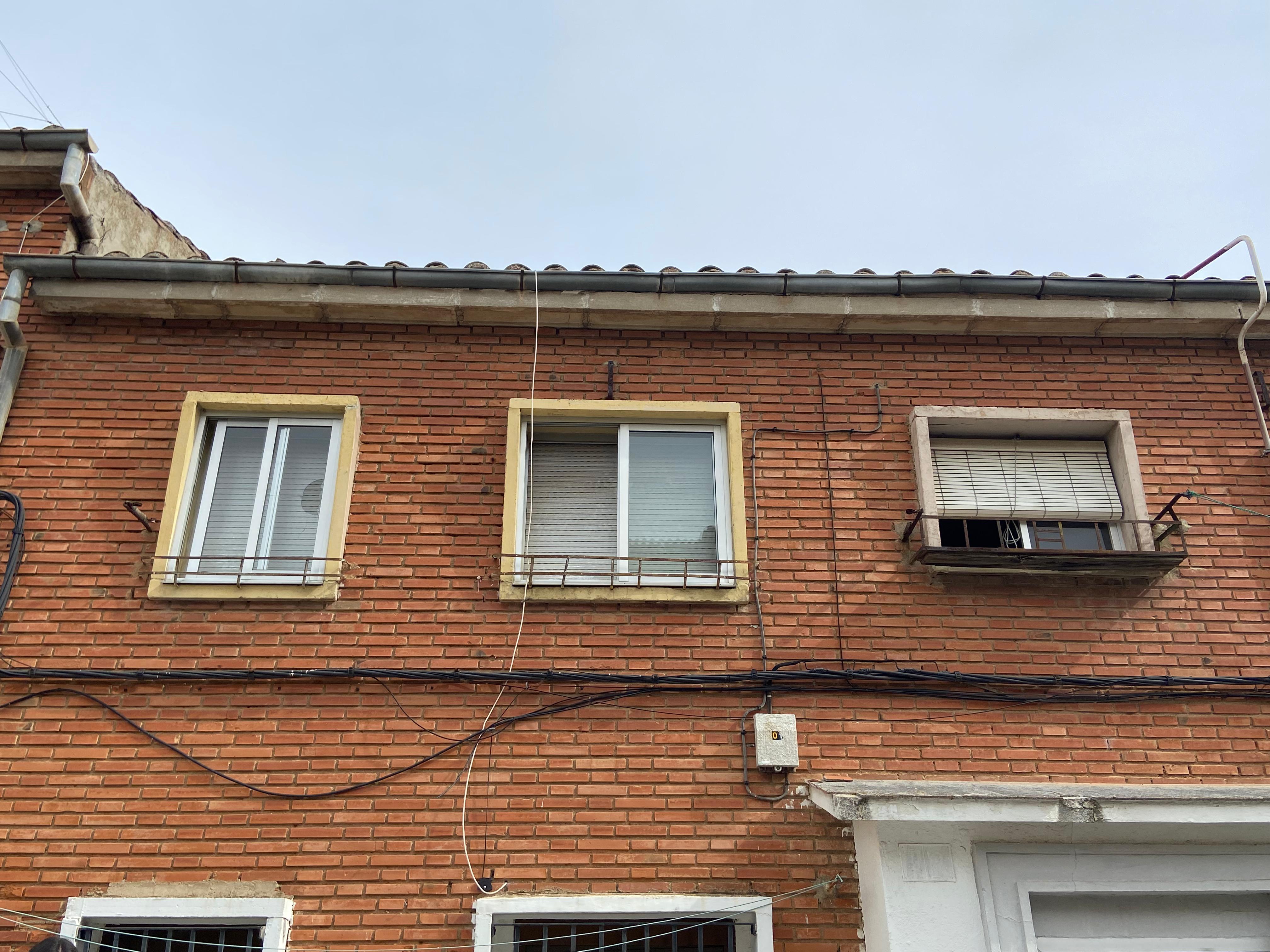 GALERÍA | Casa situada en el barrio de El Carmen donde han liberado a una mujer que llevaba un mes atada de pies y manos en una buhardilla