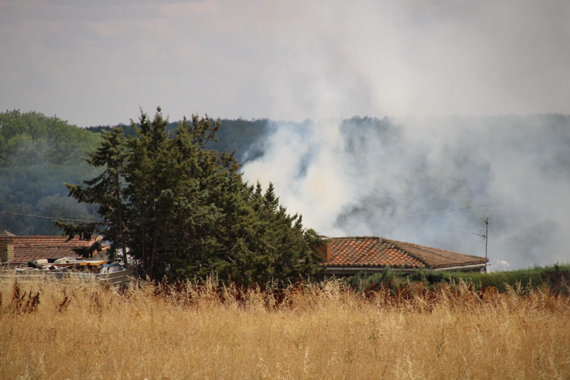  Incendio de pasto en Cabrerizos, en la SA-804. Fotos SALAMANCA24HORAS