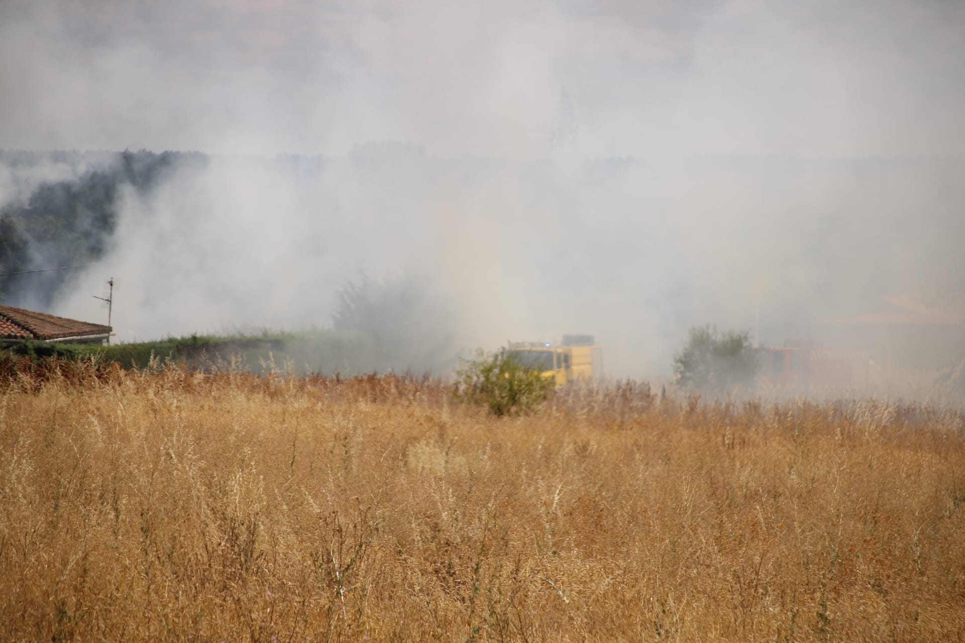  Incendio de pasto en Cabrerizos, en la SA-804. Fotos SALAMANCA24HORAS