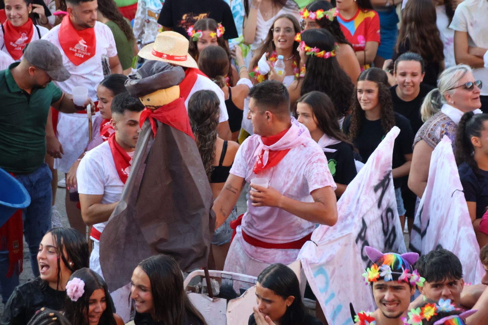 Carbajosa. Chupinazo de fiestas con la peña La Traca