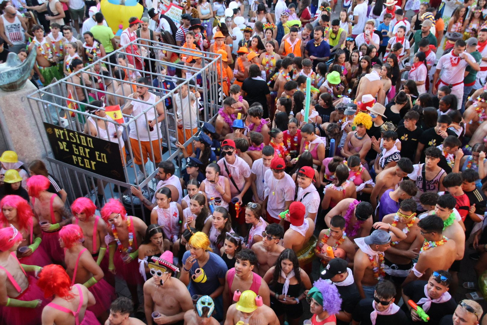 Carbajosa. Chupinazo de fiestas con la peña La Traca