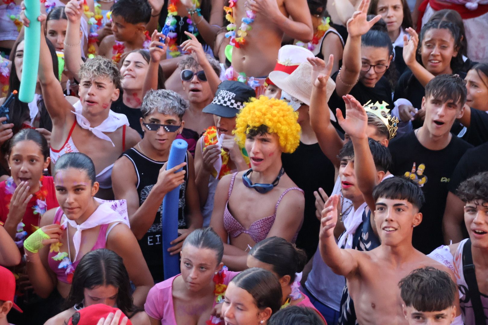 Carbajosa. Chupinazo de fiestas con la peña La Traca