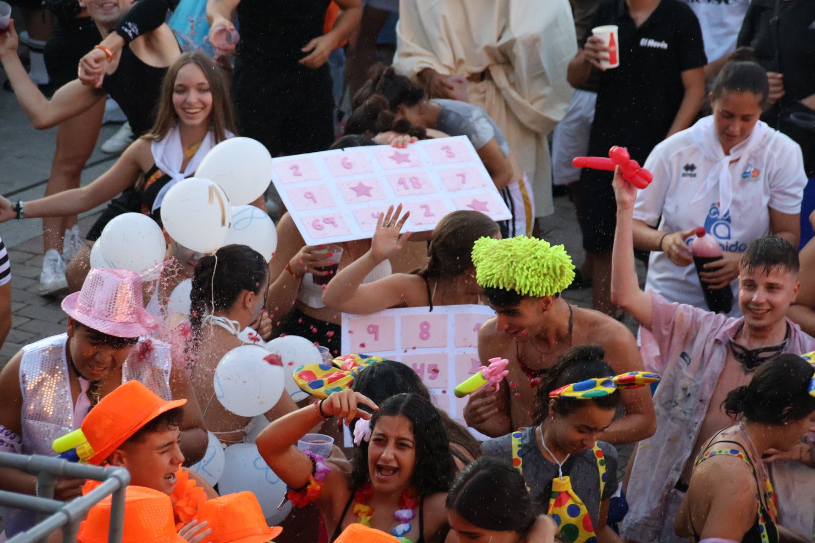 Carbajosa. Chupinazo de fiestas con la peña La Traca