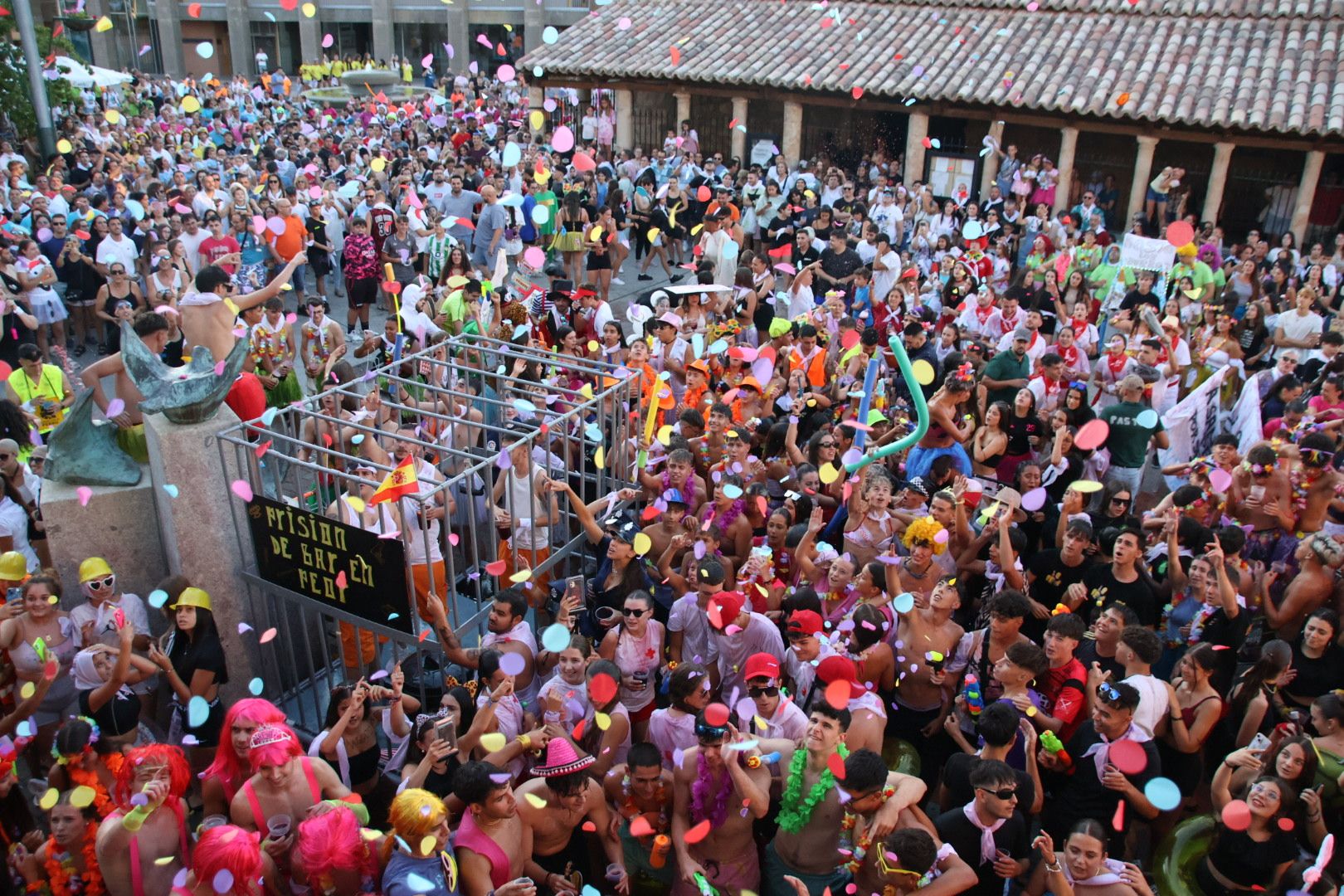 Carbajosa. Chupinazo de fiestas con la peña La Traca