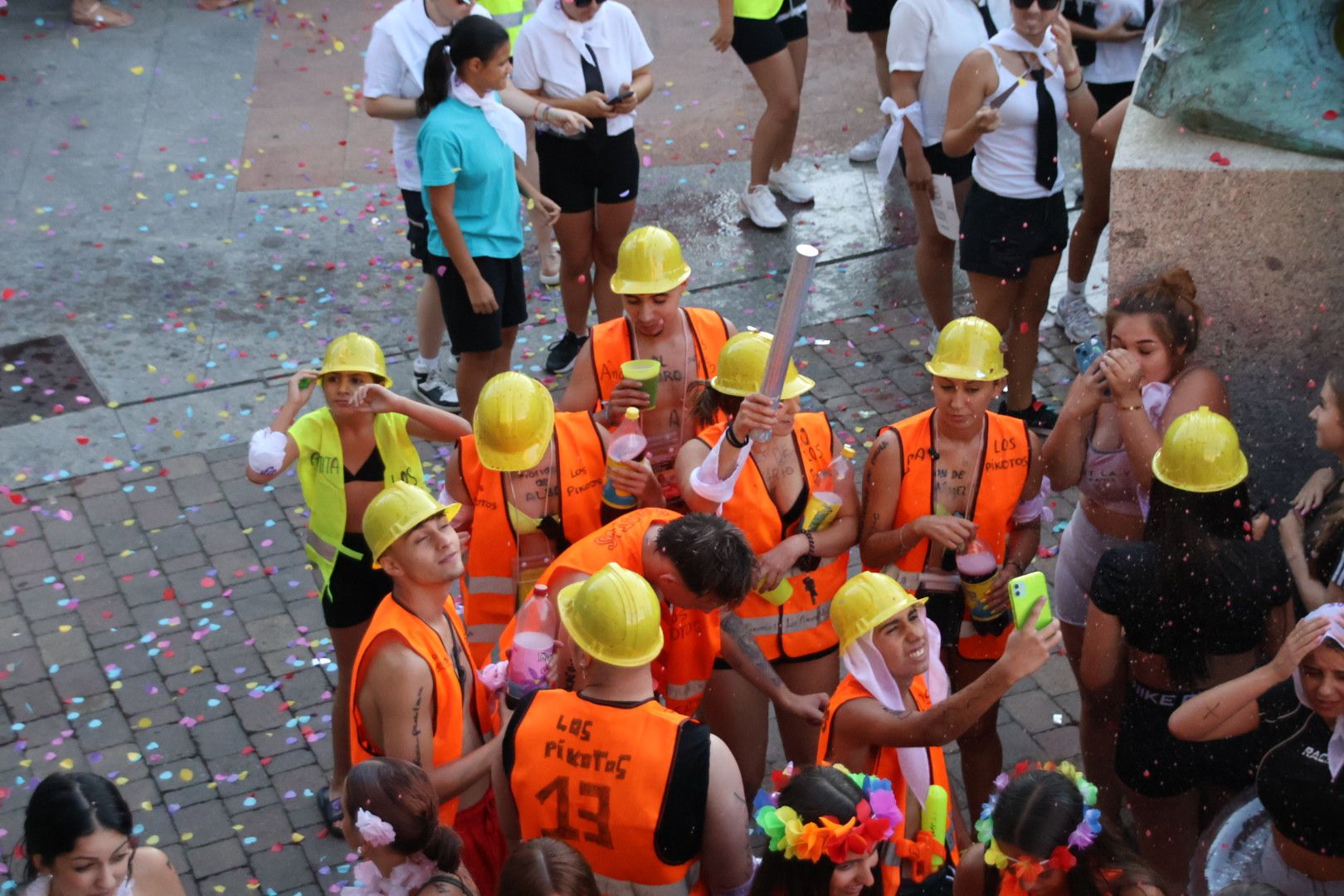 Carbajosa. Chupinazo de fiestas con la peña La Traca