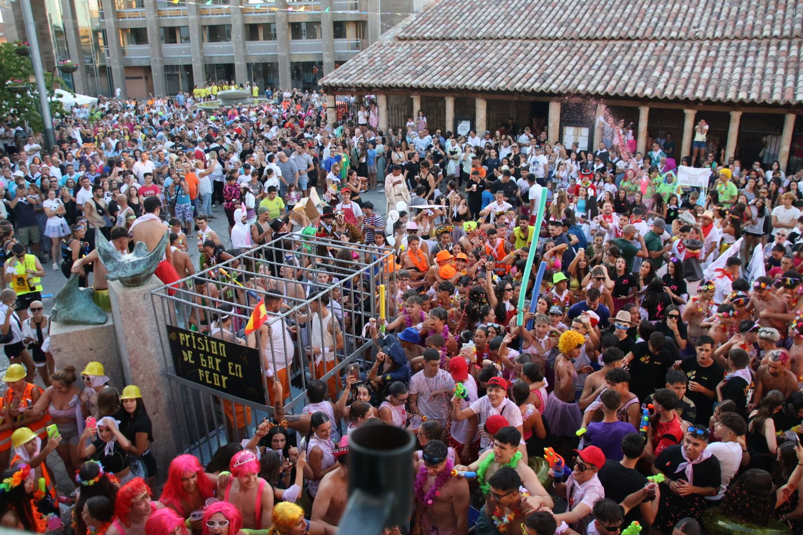 Carbajosa. Chupinazo de fiestas con la peña La Traca