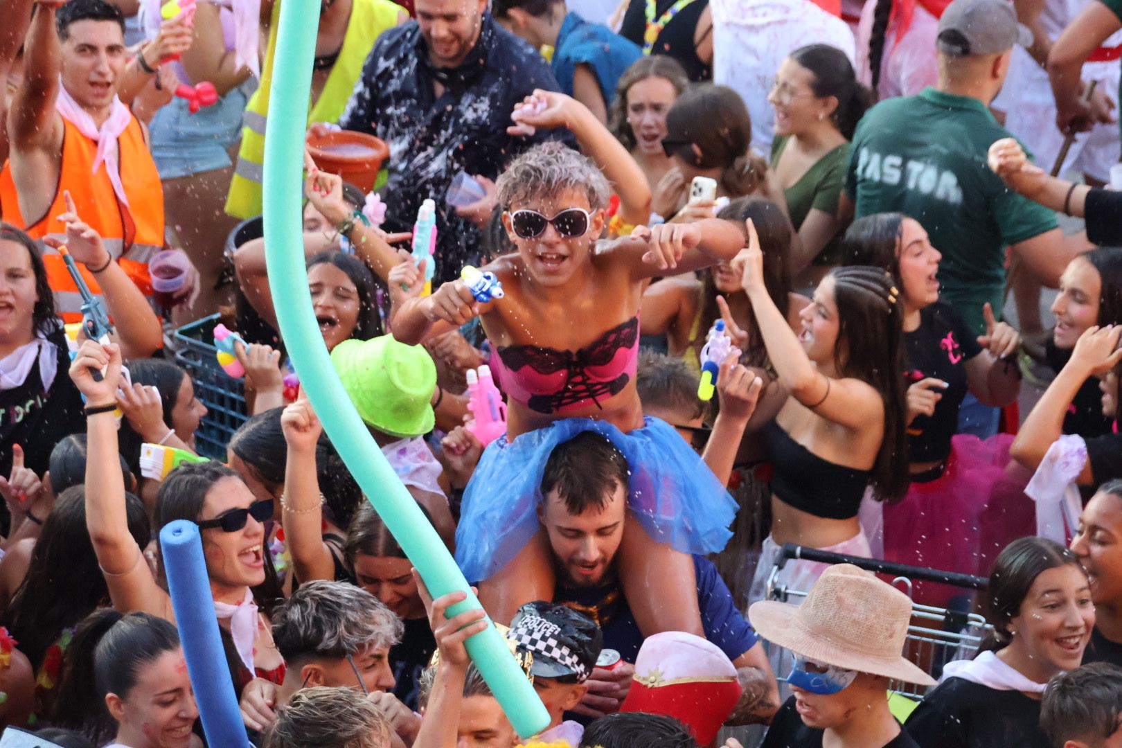 Carbajosa. Chupinazo de fiestas con la peña La Traca