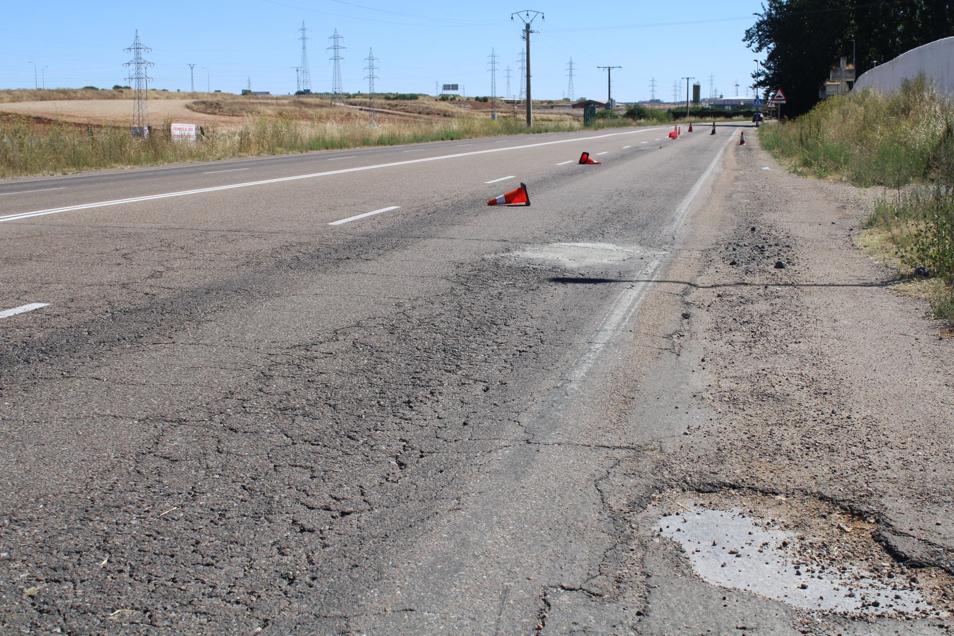 Mal estado de la carretera del Helmantico, la C519 paralela al prado Panaderos