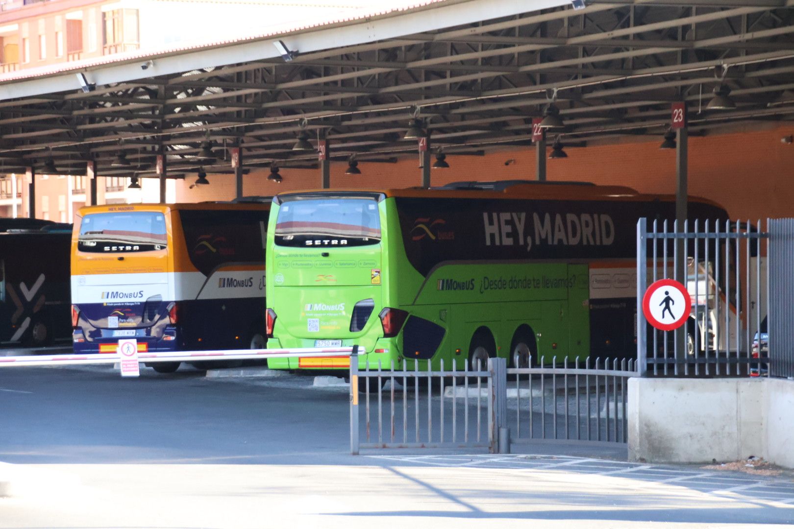 Estación de autobuses y monbus. Foto de archivo