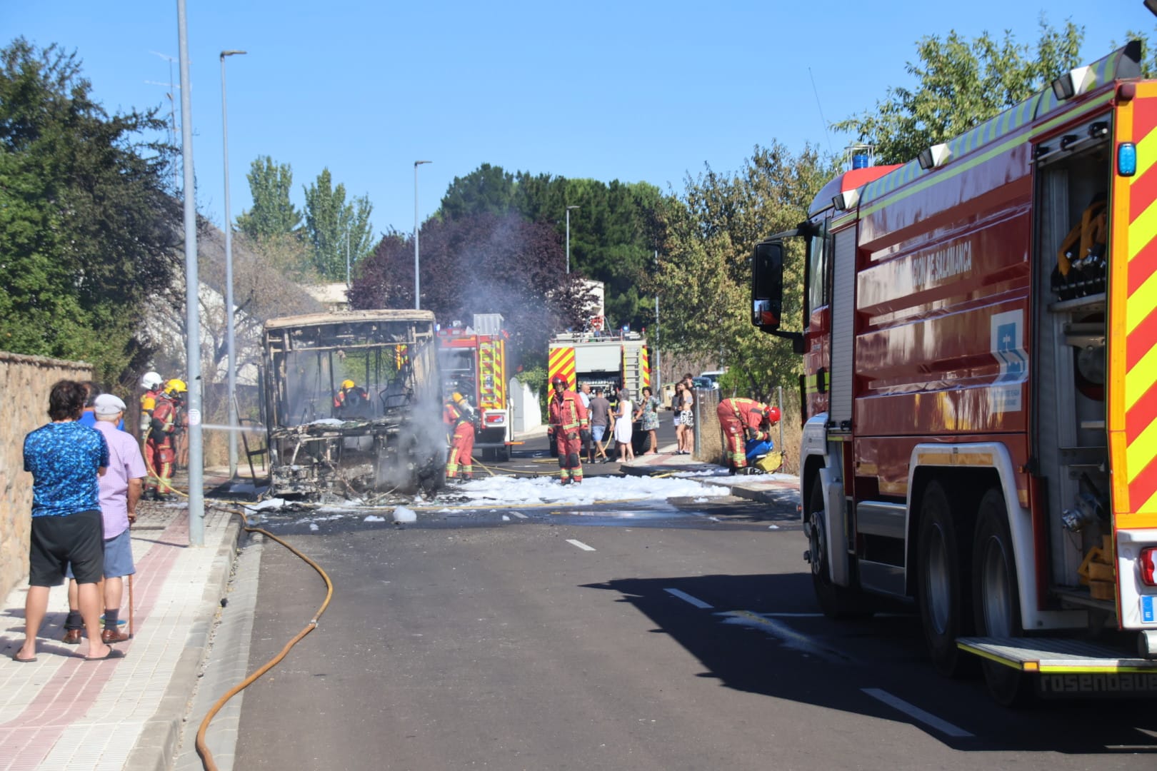 Arde un autobús metropolitano de Avanza Bus en la urbanización Los Almendros