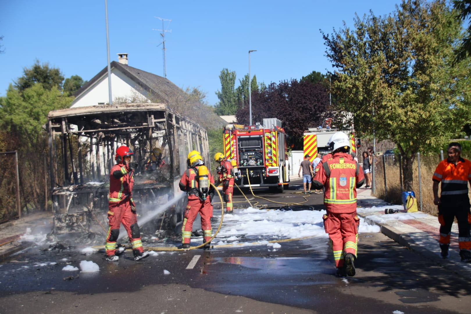 Arde un autobús metropolitano de Avanza Bus en la urbanización Los Almendros