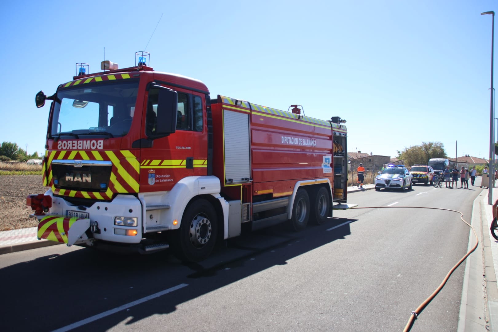 Arde un autobús metropolitano de Avanza Bus en la urbanización Los Almendros