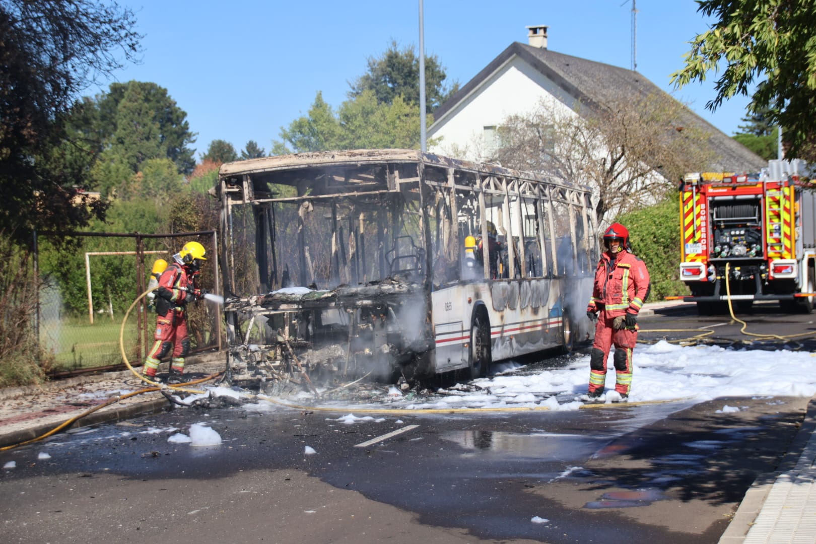 Arde un autobús metropolitano de Avanza Bus en la urbanización Los Almendros