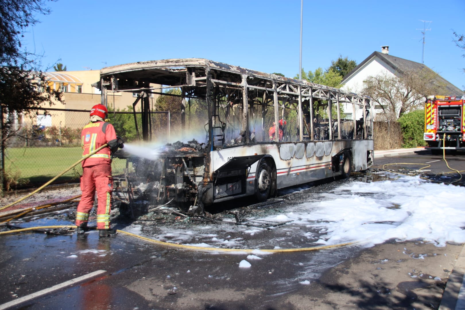 Arde un autobús metropolitano de Avanza Bus en la urbanización Los Almendros