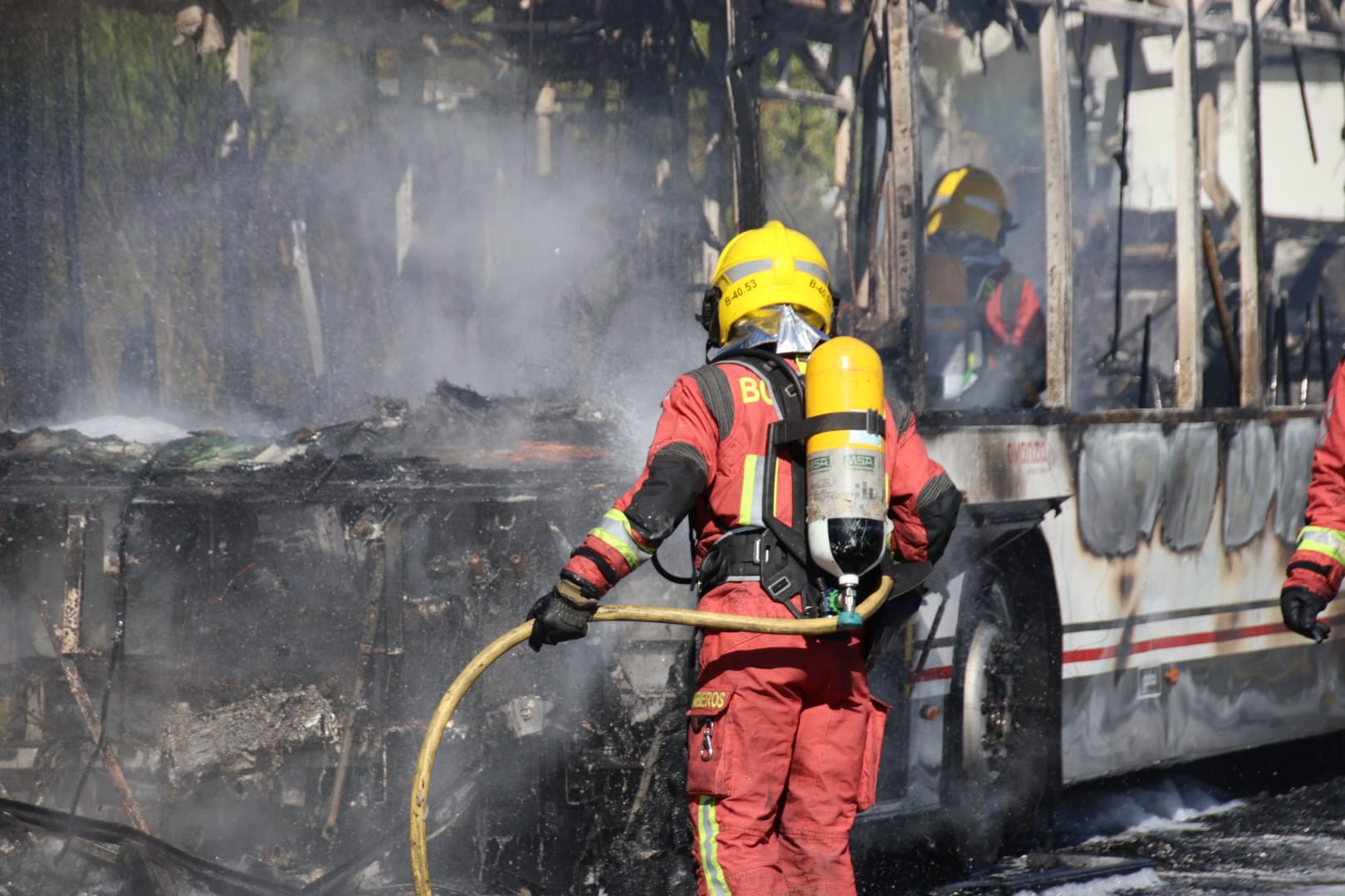 Arde un autobús metropolitano de Avanza Bus en la urbanización Los Almendros