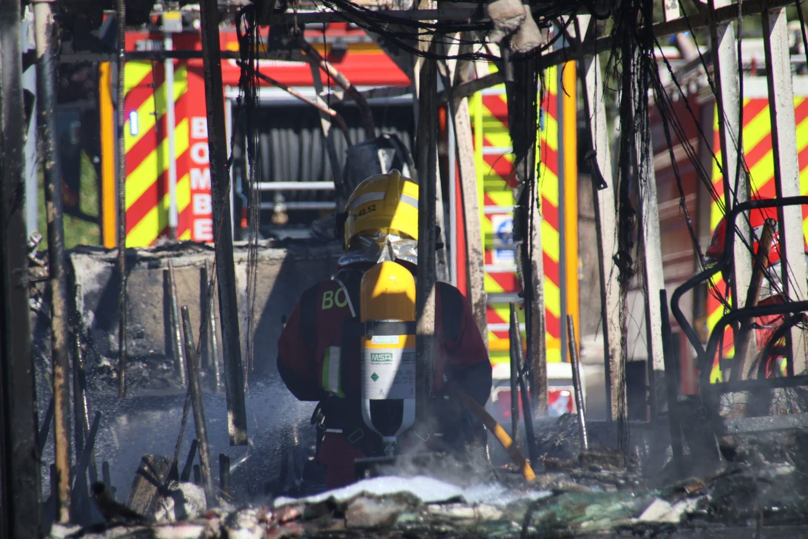 Arde un autobús metropolitano de Avanza Bus en la urbanización Los Almendros