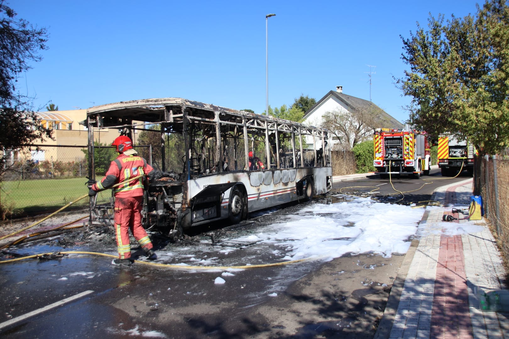 Arde un autobús metropolitano de Avanza Bus en la urbanización Los Almendros