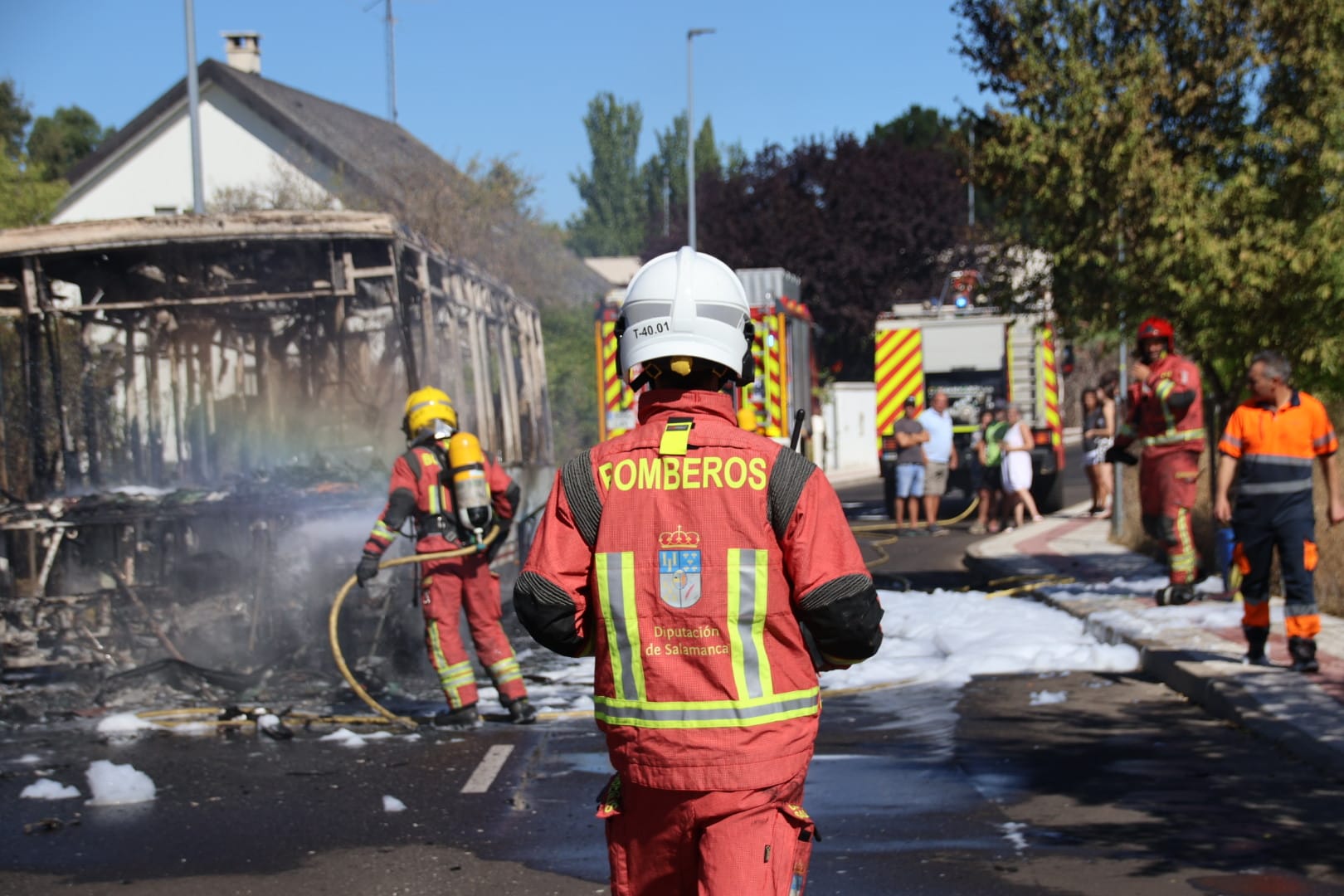 Arde un autobús metropolitano de Avanza Bus en la urbanización Los Almendros