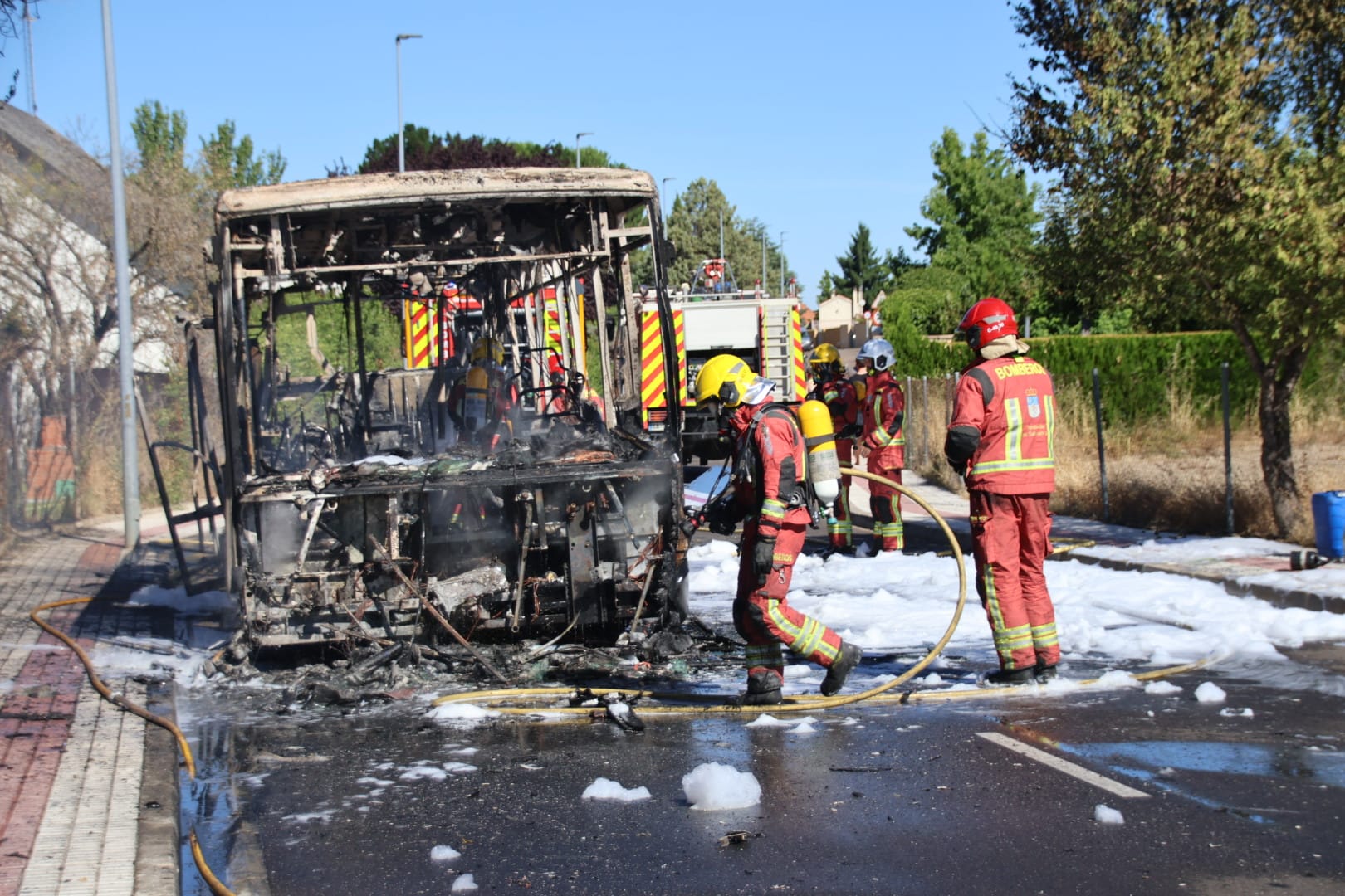 Arde un autobús metropolitano de Avanza Bus en la urbanización Los Almendros