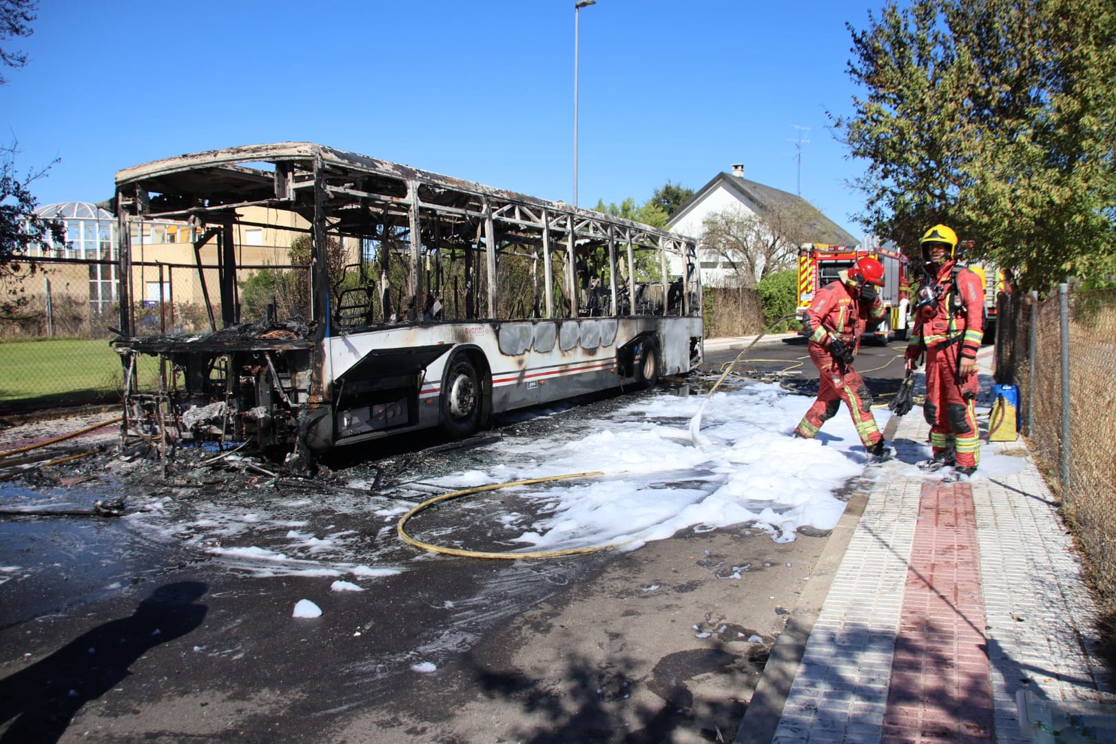 Arde un autobús metropolitano de Avanza Bus en la urbanización Los Almendros