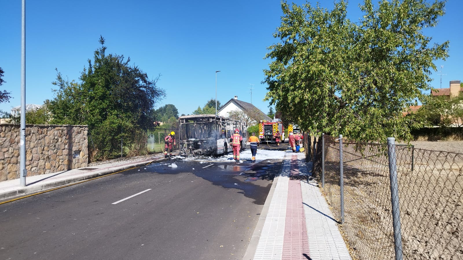 Arde un autobús metropolitano de Avanza Bus en la urbanización Los Almendros