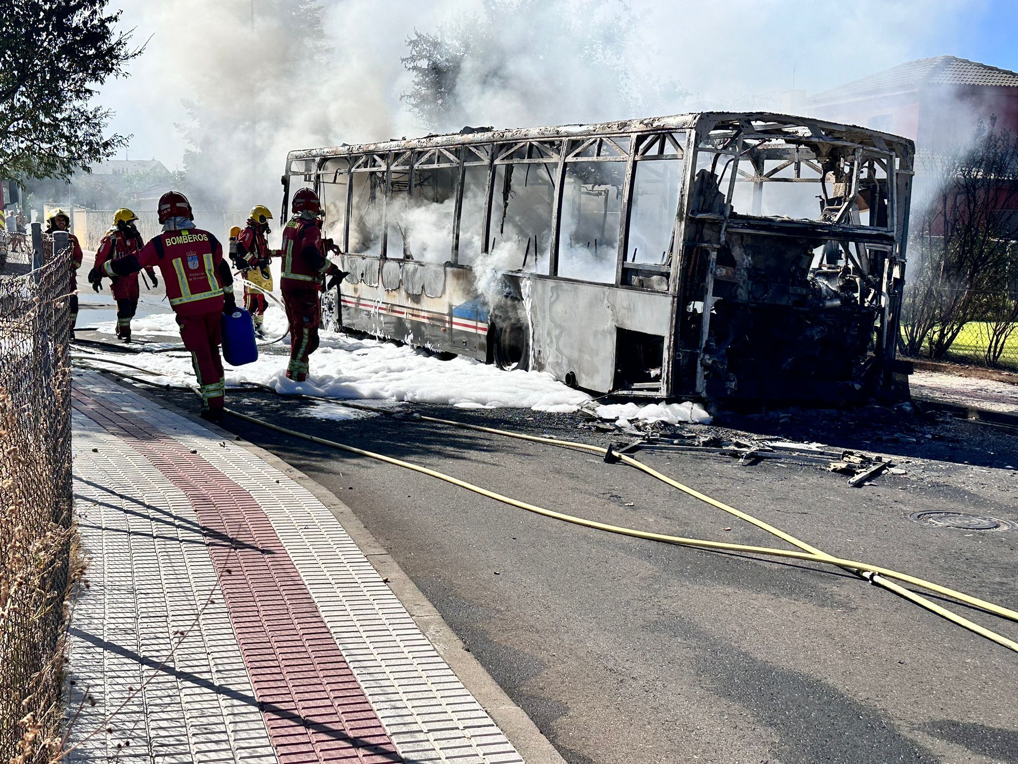 Arde un autobús metropolitano de Avanza Bus en la urbanización Los Almendros