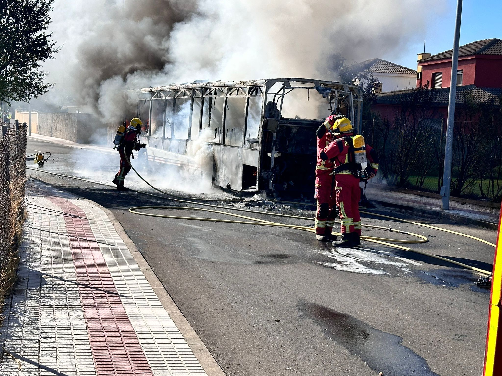 Arde un autobús metropolitano de Avanza Bus en la urbanización Los Almendros