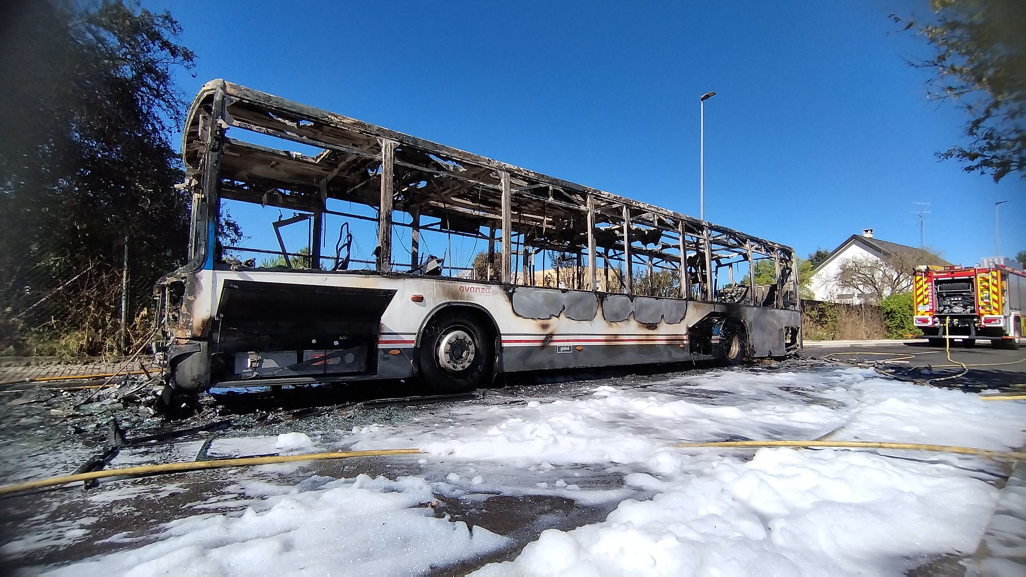 GALERÍA | Incendio de un autobús en los almendros 