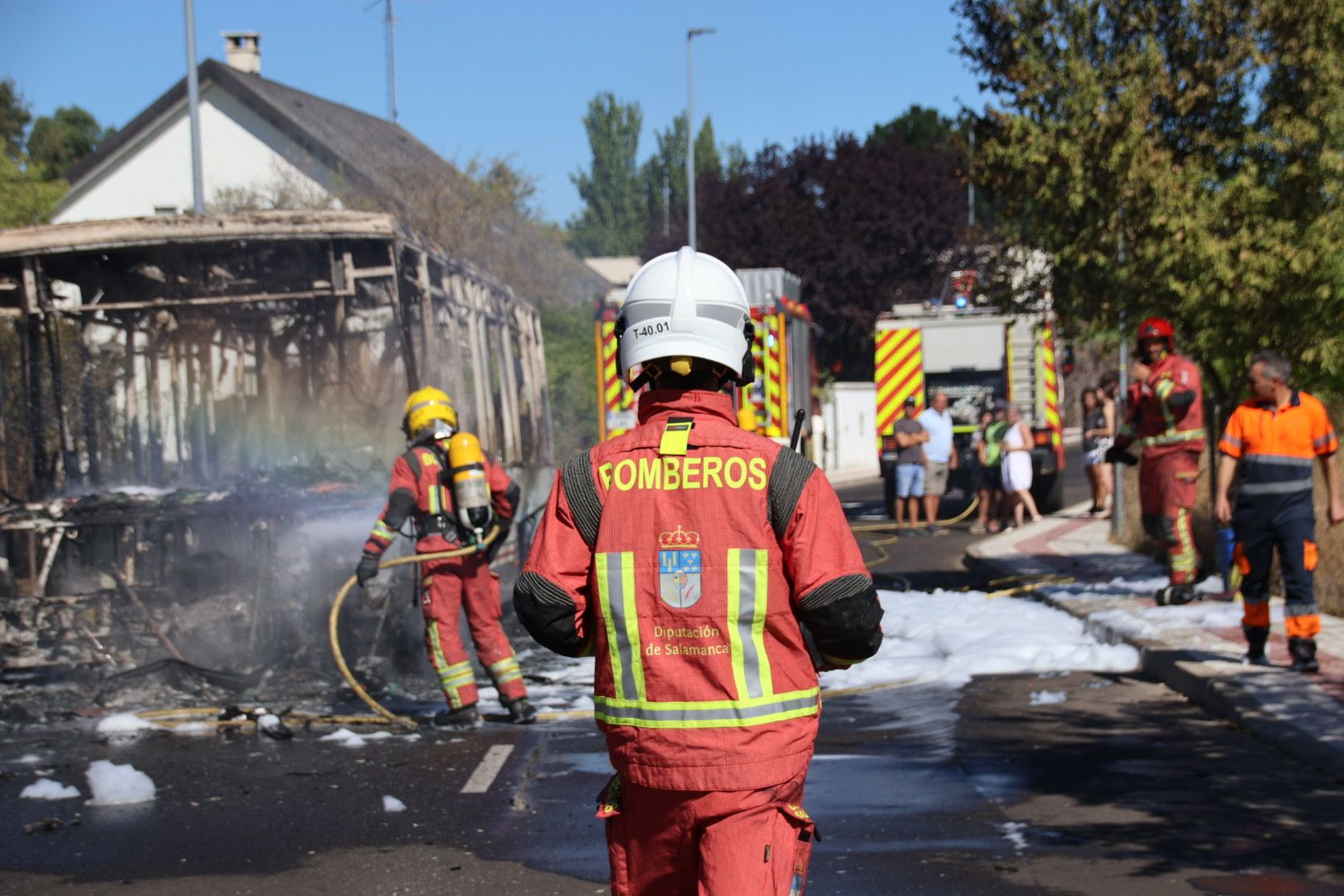 GALERÍA | Incendio de un autobús en los almendros 