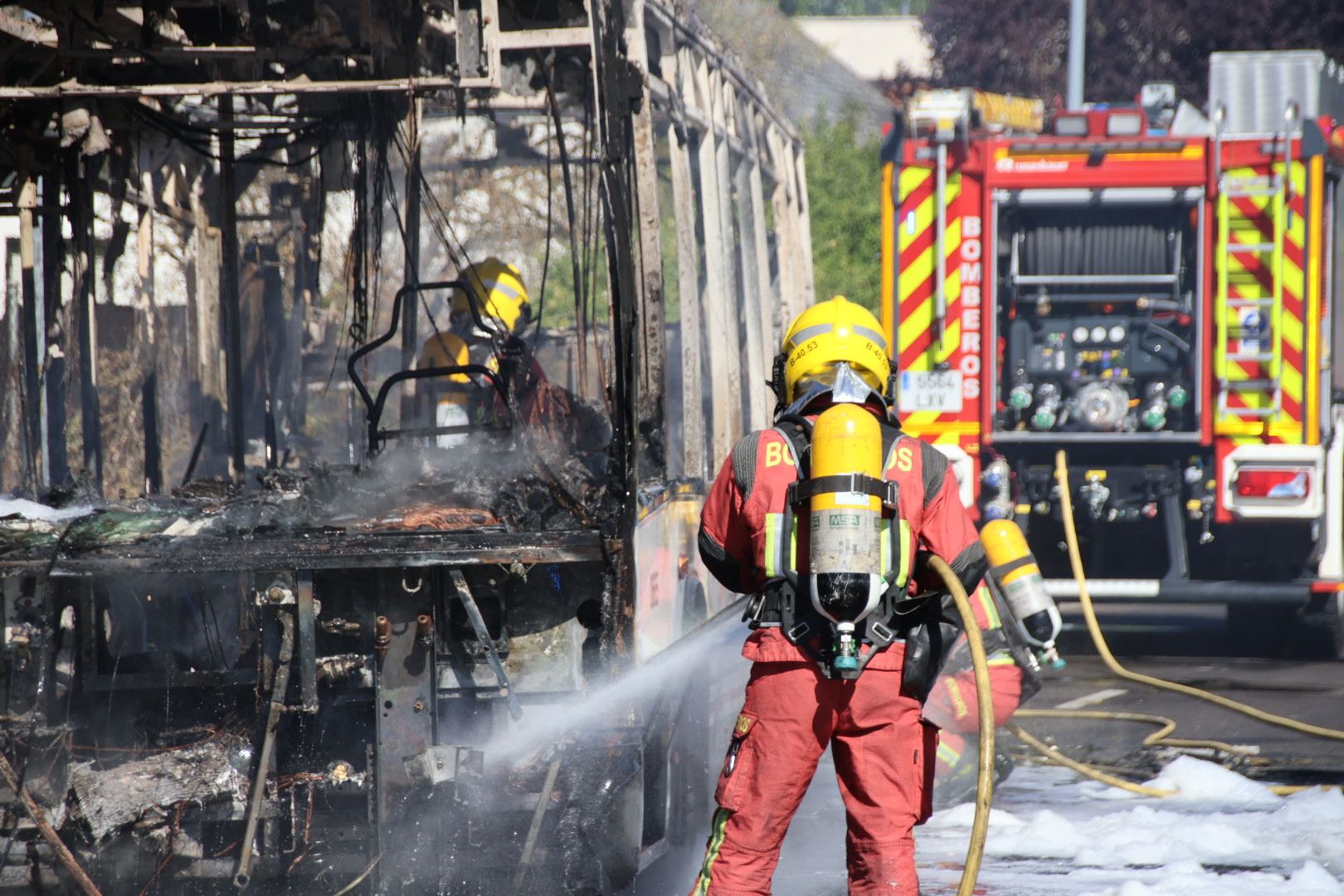 GALERÍA | Incendio de un autobús en los almendros 