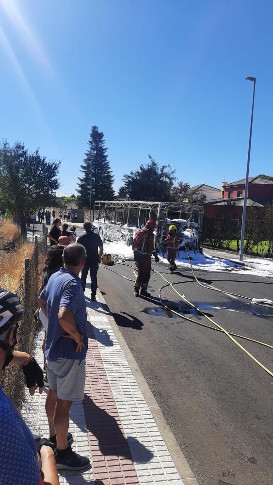 Arde un autobús metropolitano de Avanza Bus en la urbanización Los Almendros