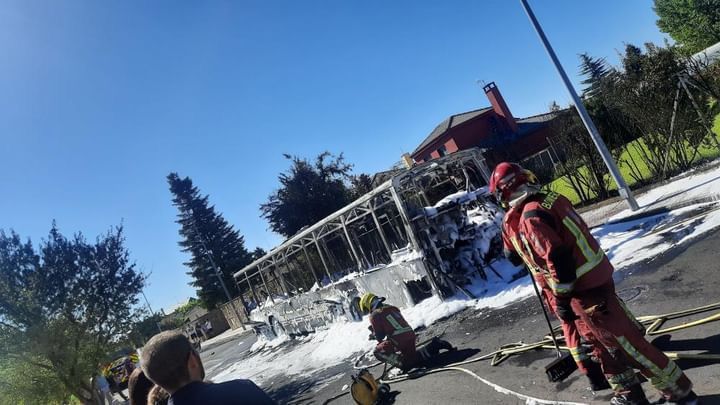 Arde un autobús metropolitano de Avanza Bus en la urbanización Los Almendros