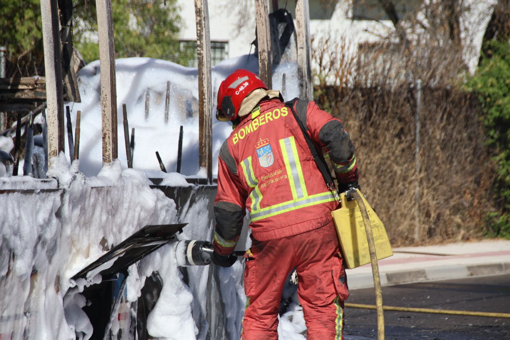 Arde un autobús metropolitano de Avanza Bus en la urbanización Los Almendros IMG 4349