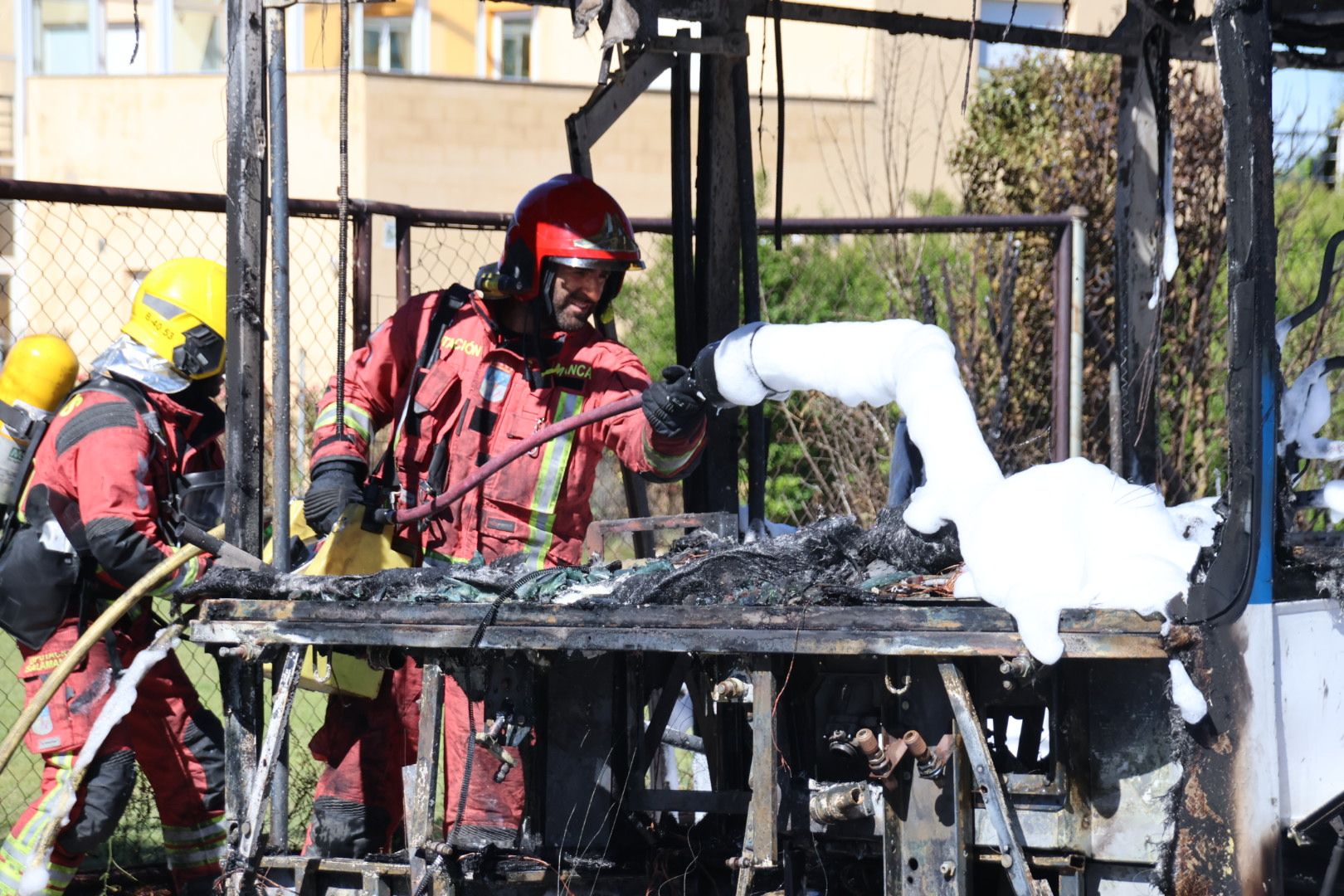 Arde un autobús metropolitano de Avanza Bus en la urbanización Los Almendros IMG 4346