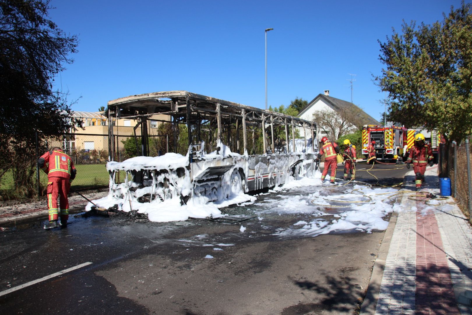 Arde un autobús metropolitano de Avanza Bus en la urbanización Los Almendros IMG 4350