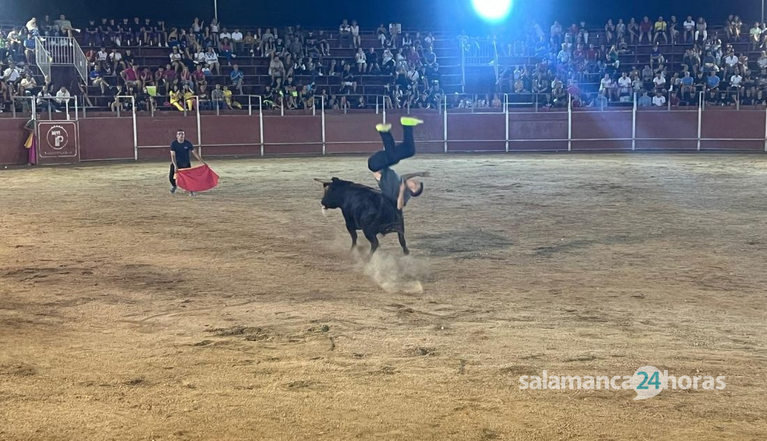 Recortadores en la plaza de toros de Carbajosa de la Sagrada