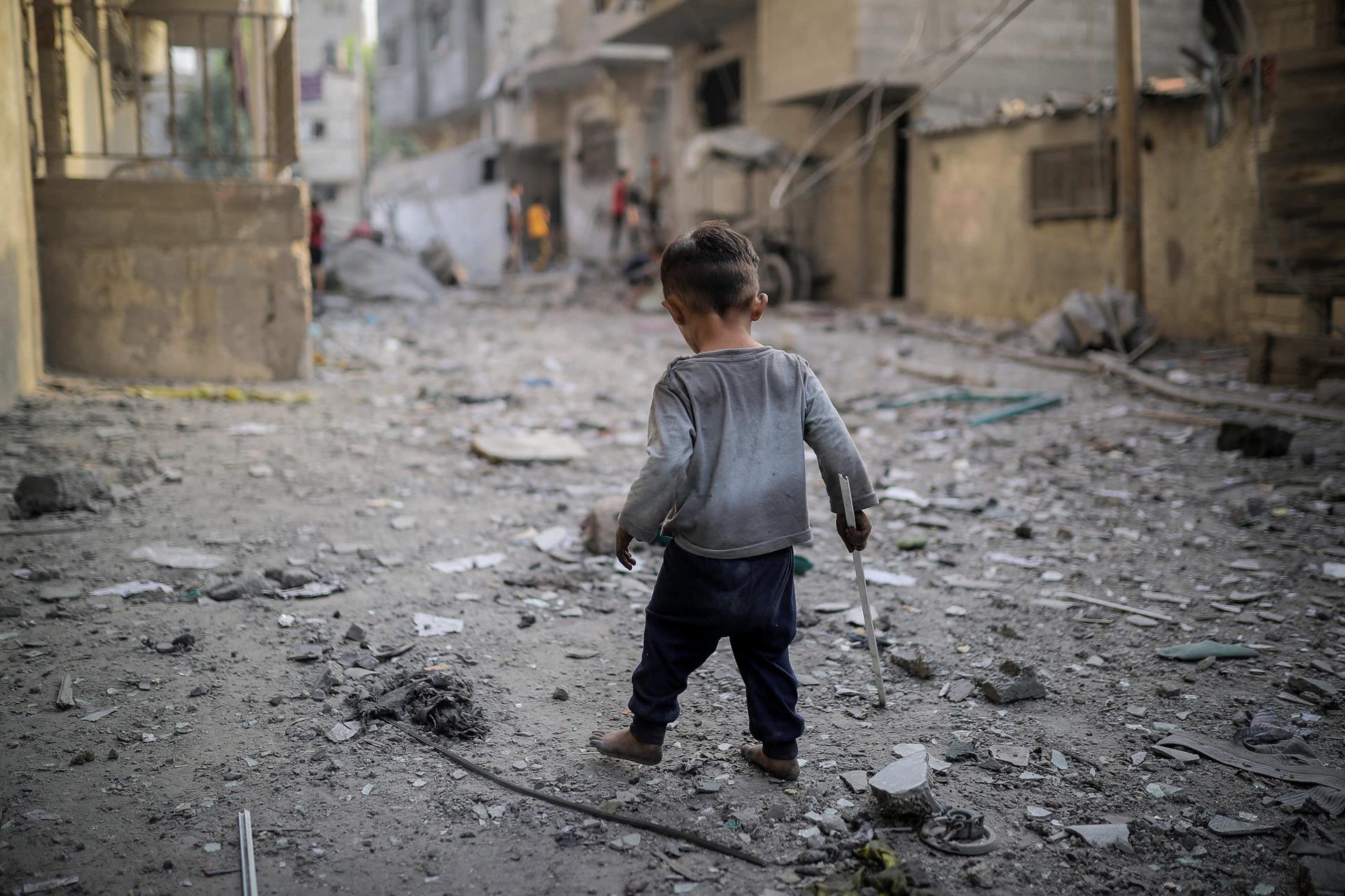 Niño en una zona de conflicto - ALDEAS INFANTILES