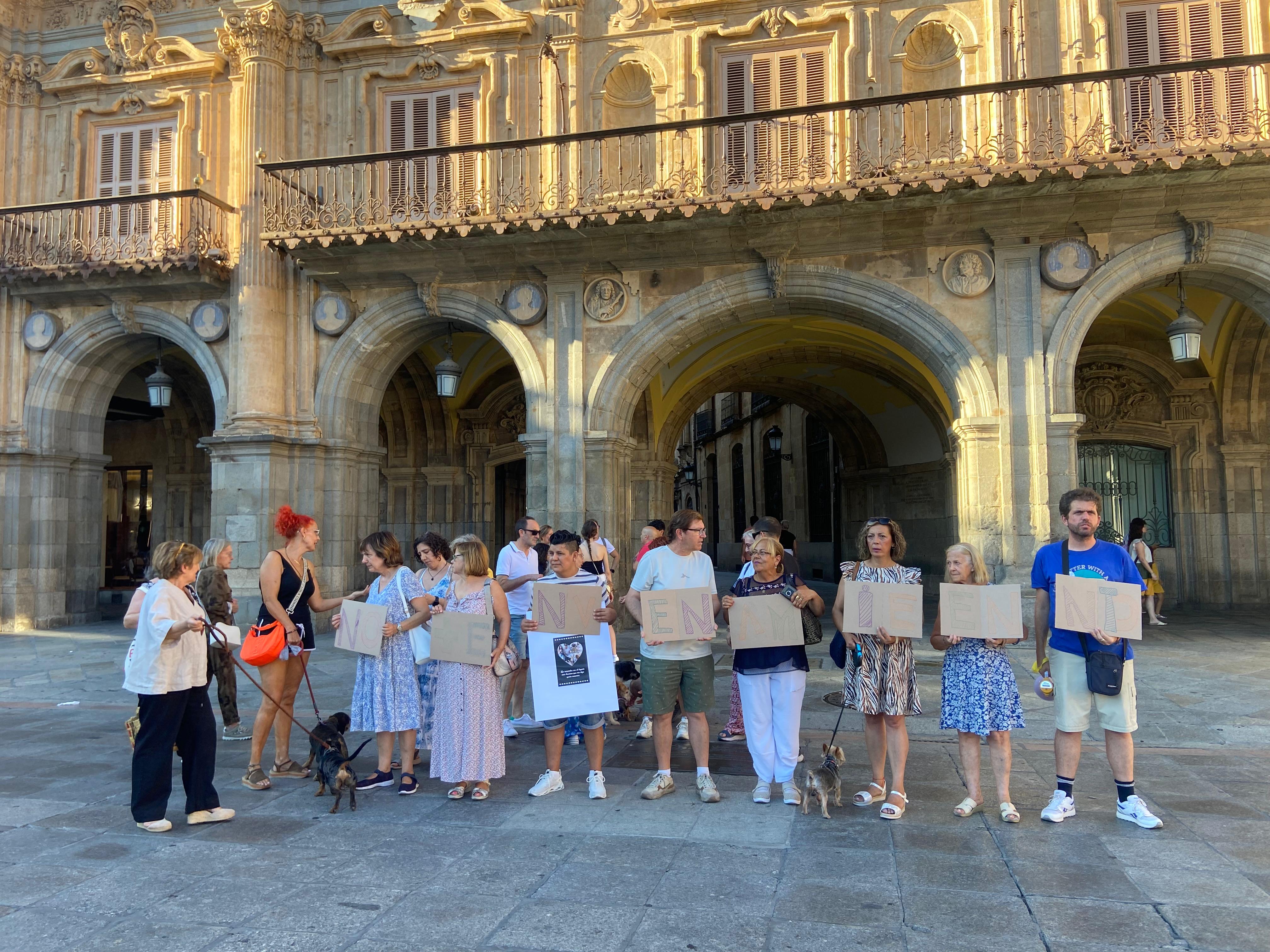 PACMA y varios vecinos se manifiestan en la Plaza Mayor tras los envenenamientos de animales en la Avenida Salamanca