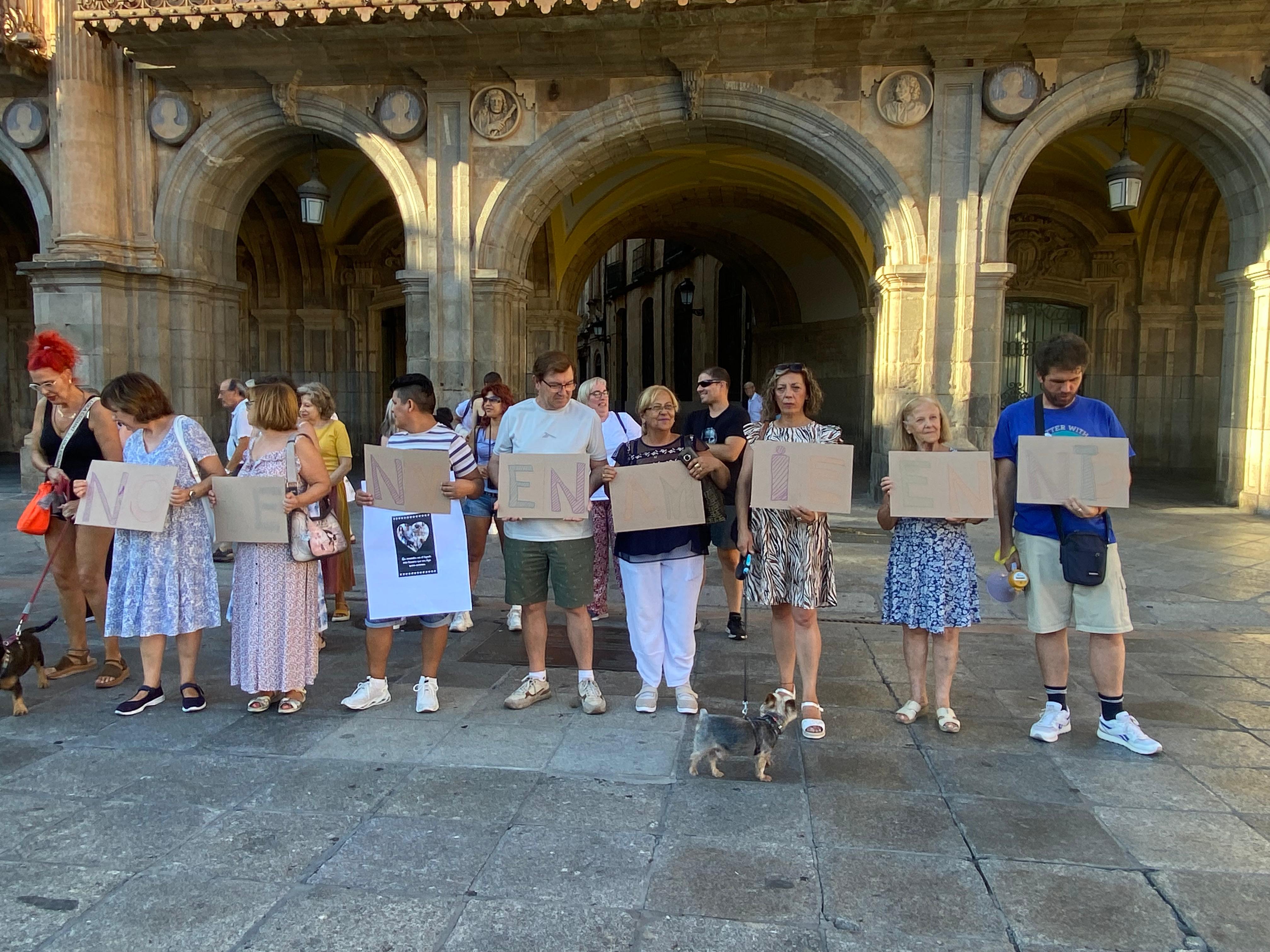 PACMA y varios vecinos se manifiestan en la Plaza Mayor tras los envenenamientos de animales en la Avenida Salamanca