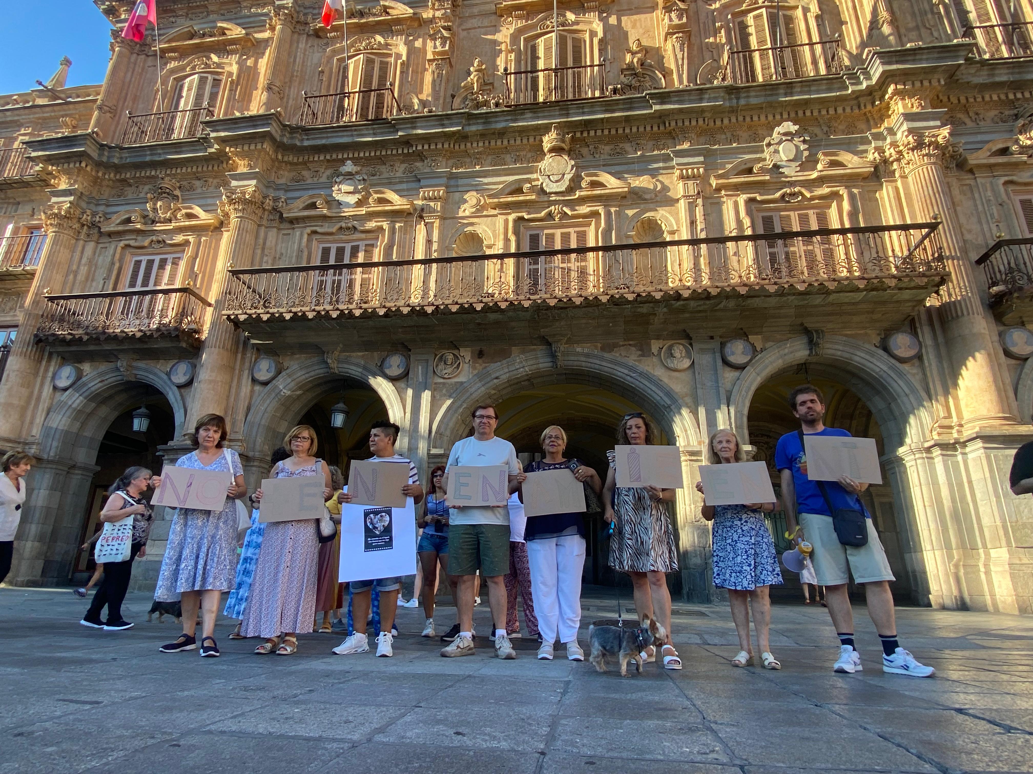 PACMA y varios vecinos se manifiestan en la Plaza Mayor tras los envenenamientos de animales en la Avenida Salamanca