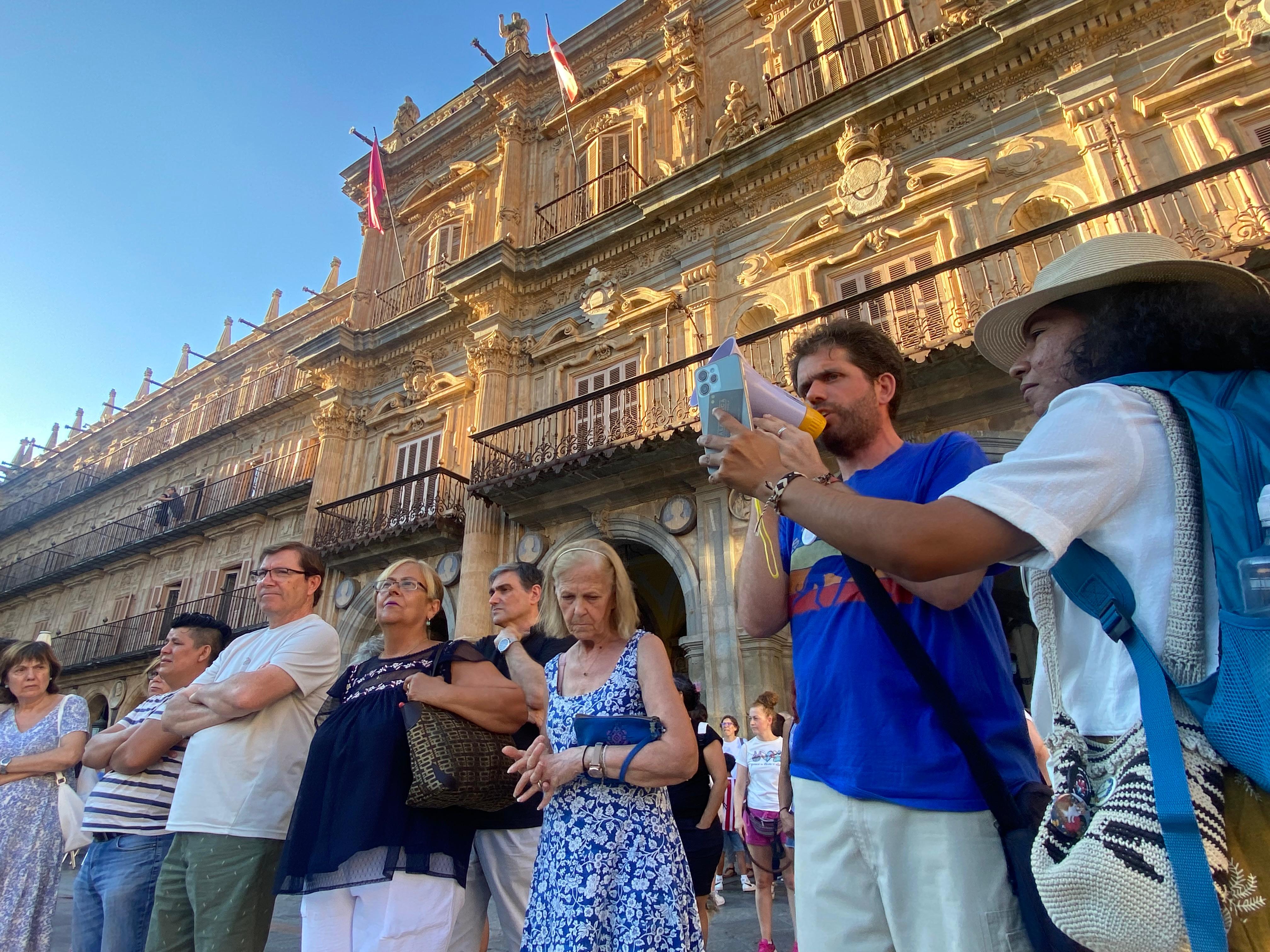 PACMA y varios vecinos se manifiestan en la Plaza Mayor tras los envenenamientos de animales en la Avenida Salamanca