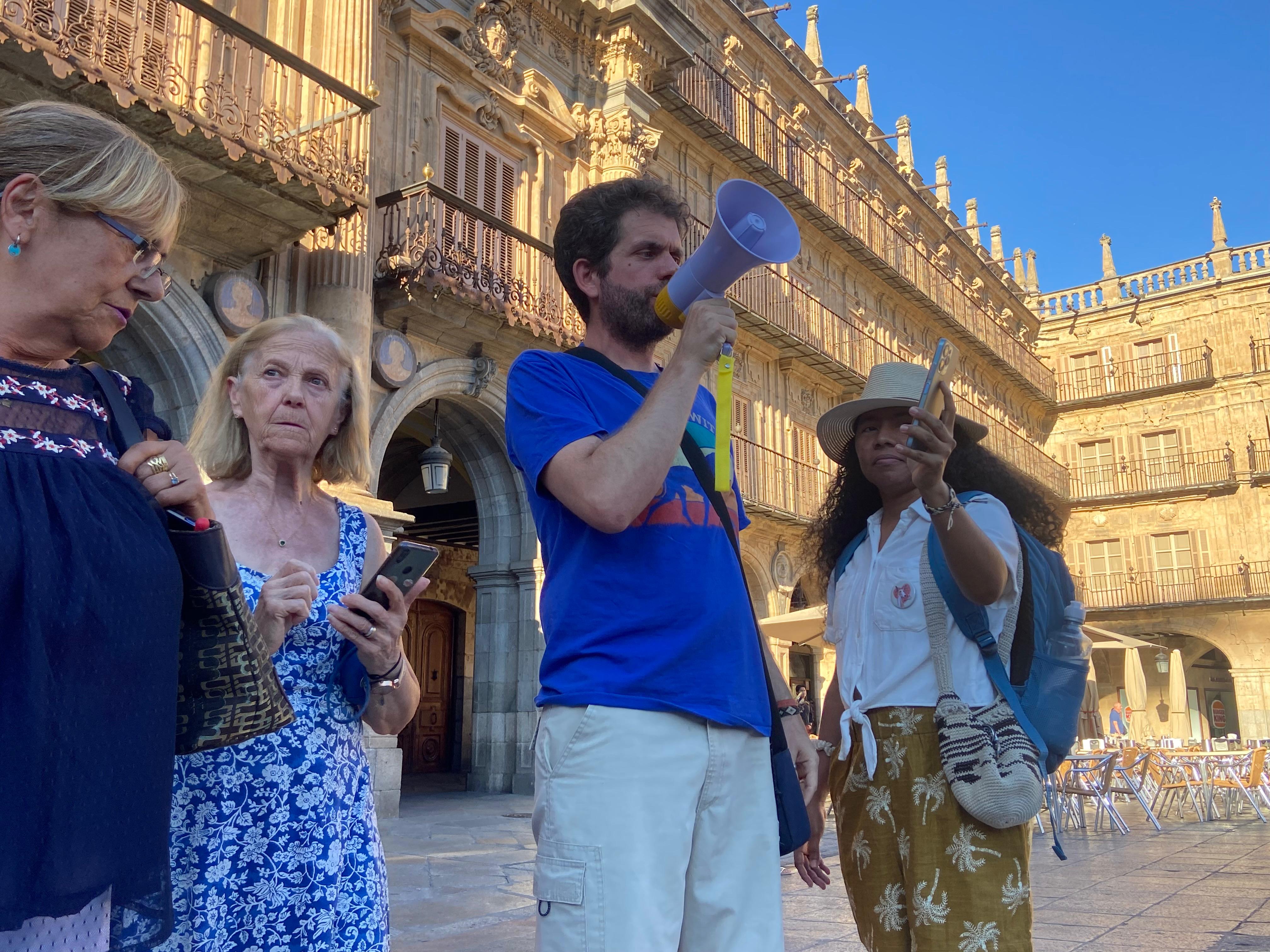 PACMA y varios vecinos se manifiestan en la Plaza Mayor tras los envenenamientos de animales en la Avenida Salamanca