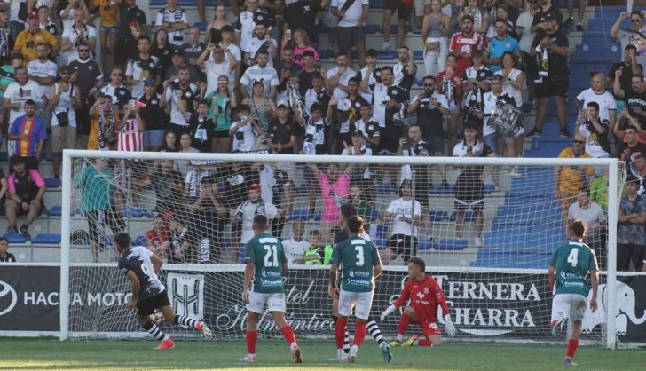 Iván Moreno marca su penalti en el amistoso ante el Zamora | FOTO JUANES