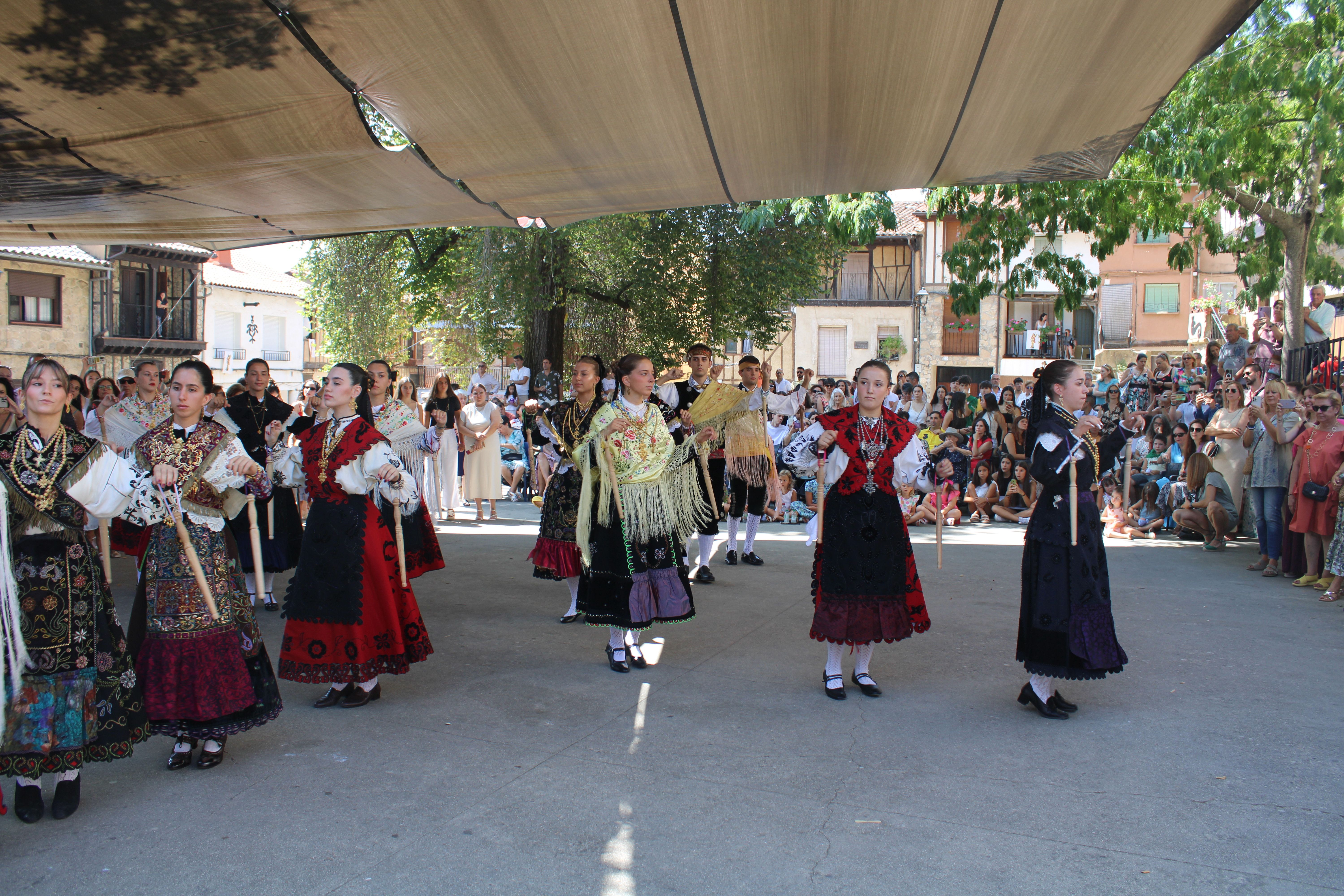 Procesión y ofertorio Villanueva del Conde (10)