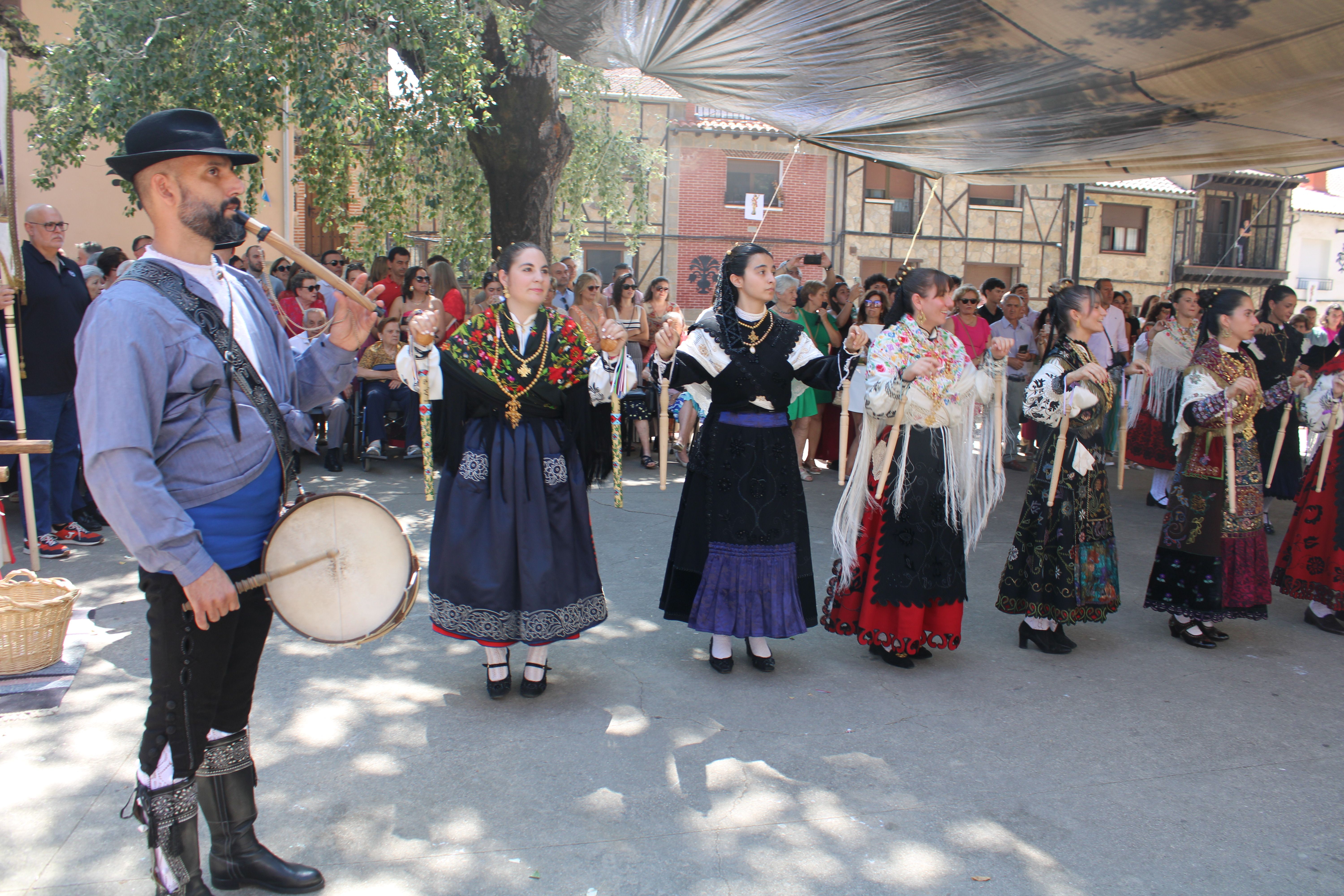 Procesión y ofertorio Villanueva del Conde (12)