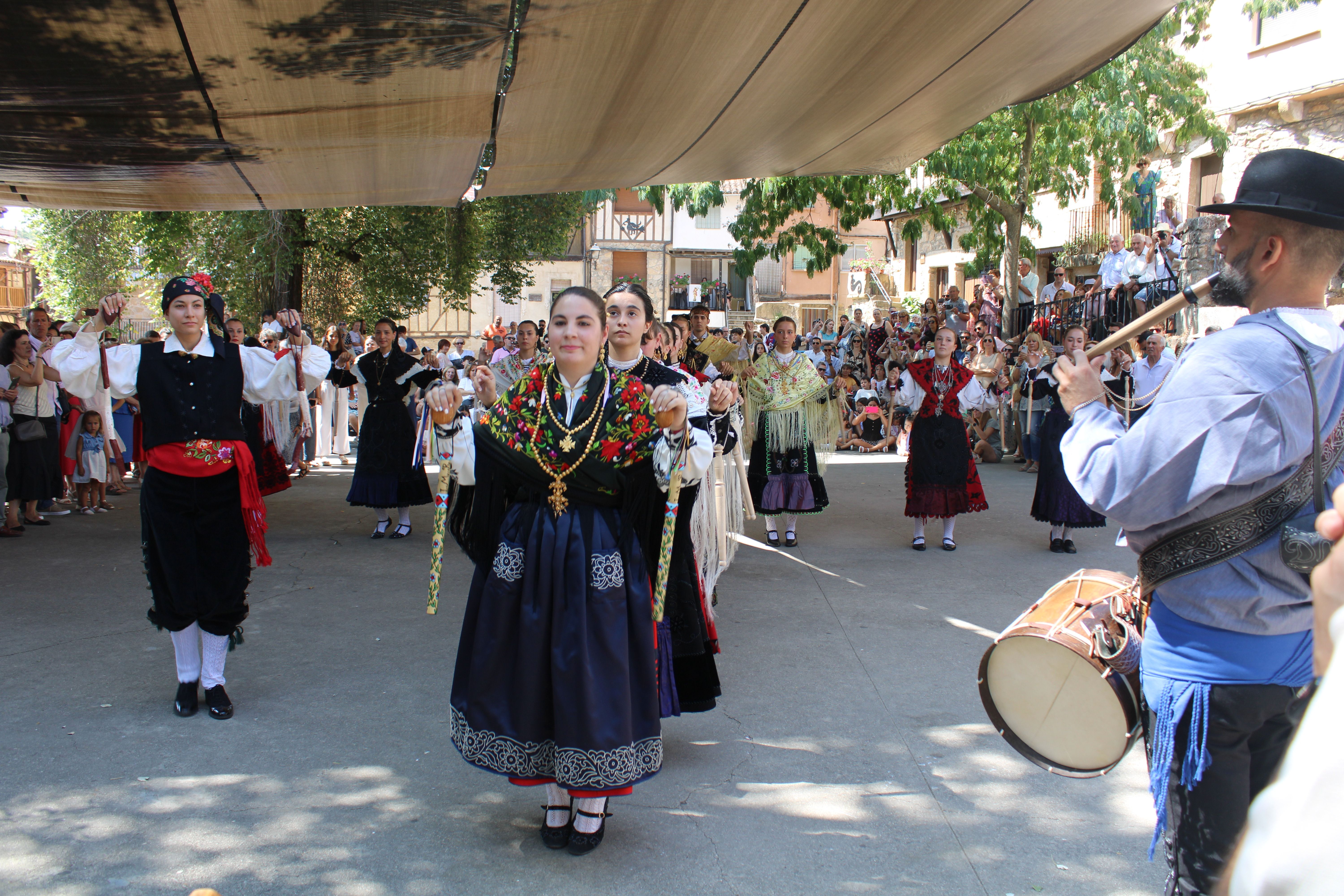 Procesión y ofertorio Villanueva del Conde (15)