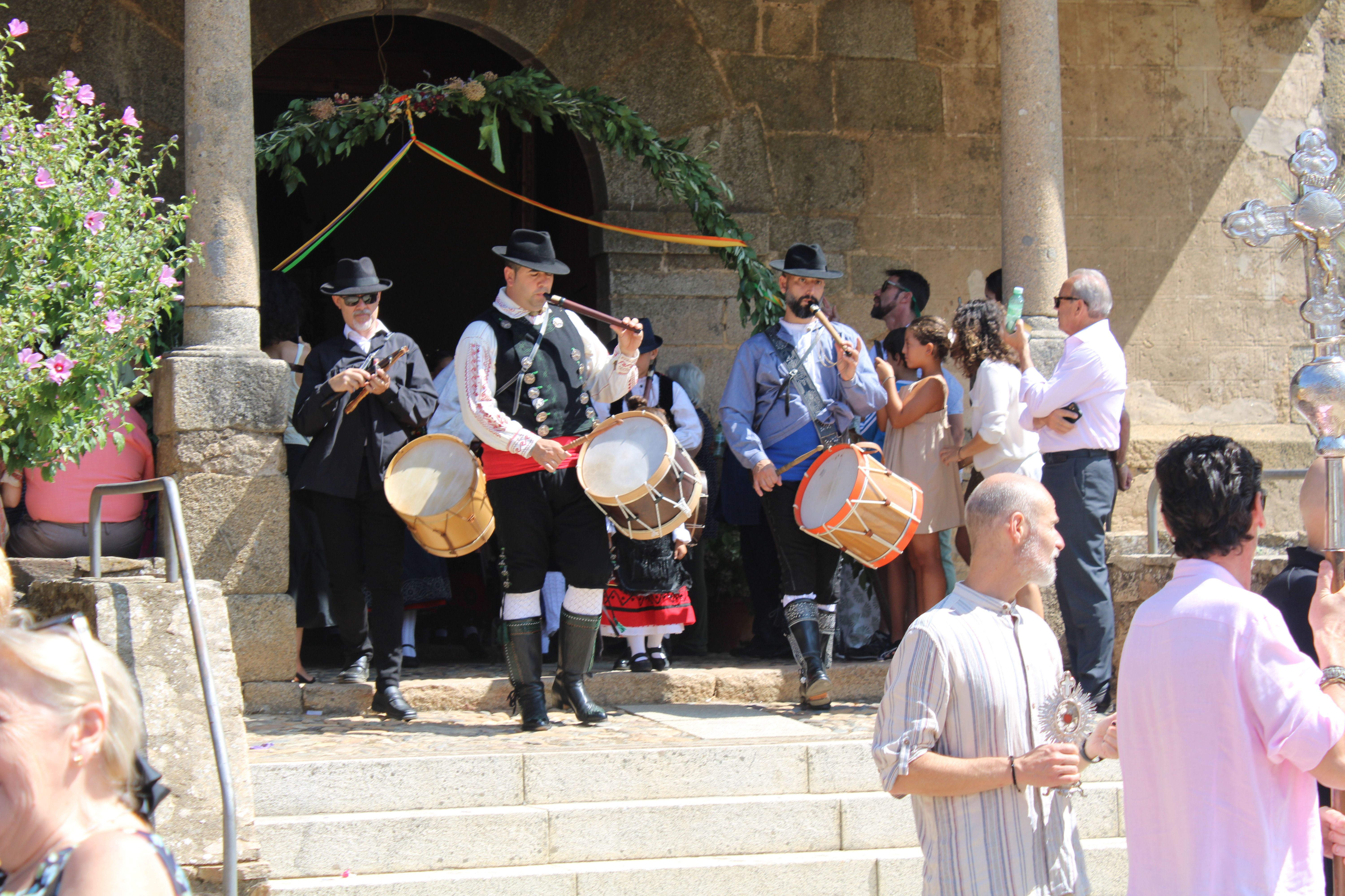 Procesión y ofertorio Villanueva del Conde (19)