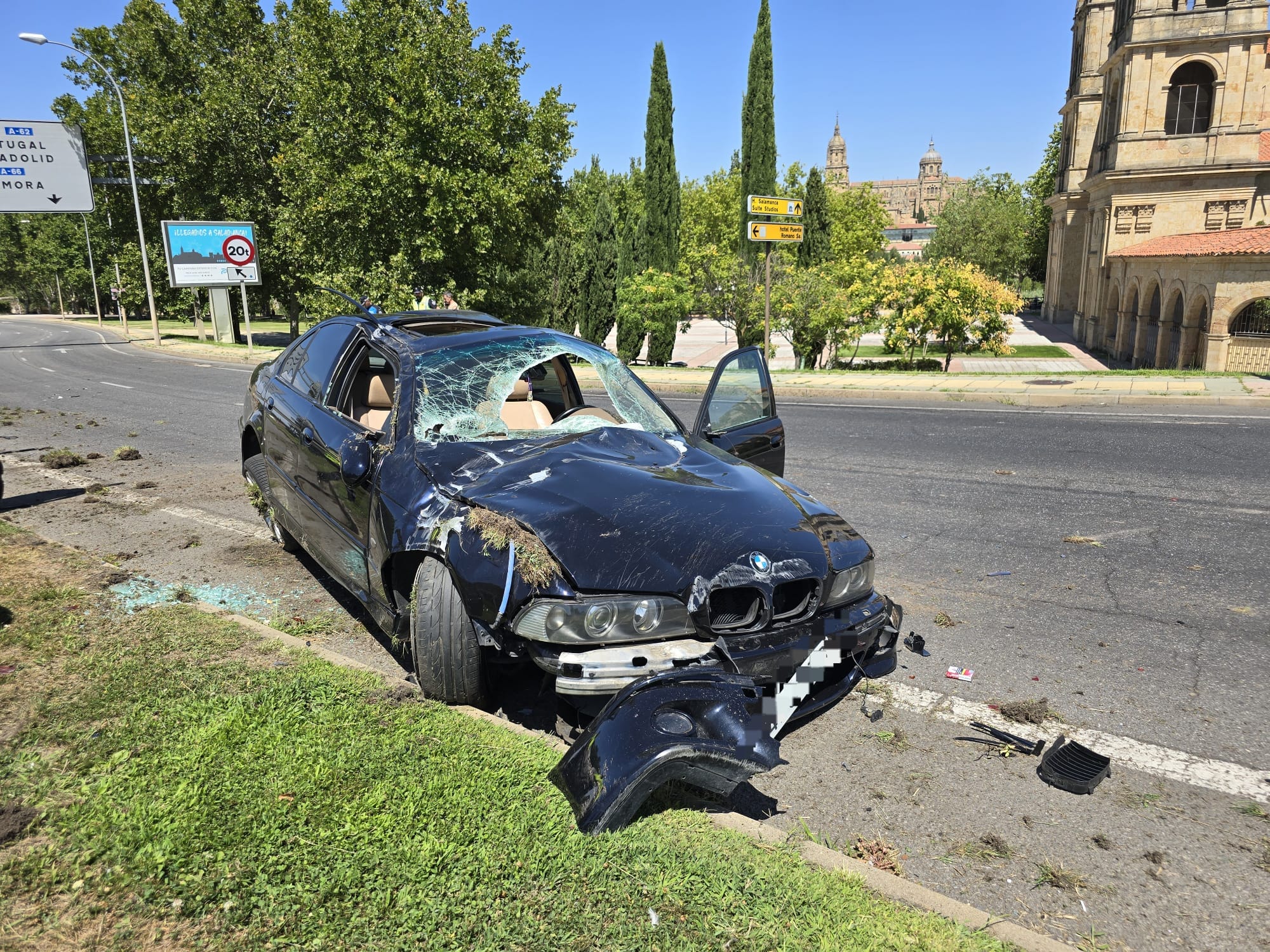 Ileso un joven de 21 años en un aparatoso accidente en el que ha dado una vuelta de campana en la glorieta de Vettones y Vacceos