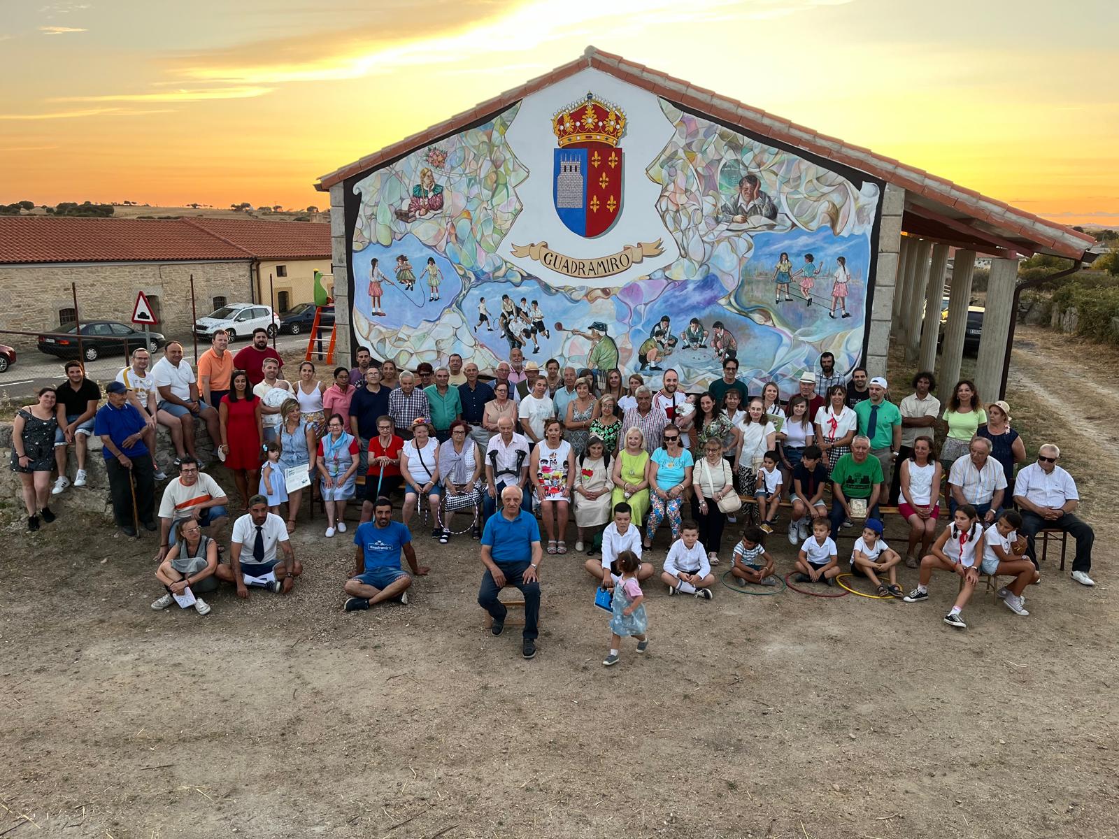 Inauguración del mural por vecinos de Guadramiro.