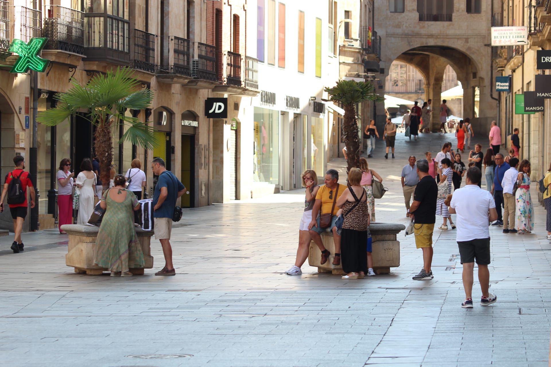 Gente paseando por las calles de Salamanca en verano